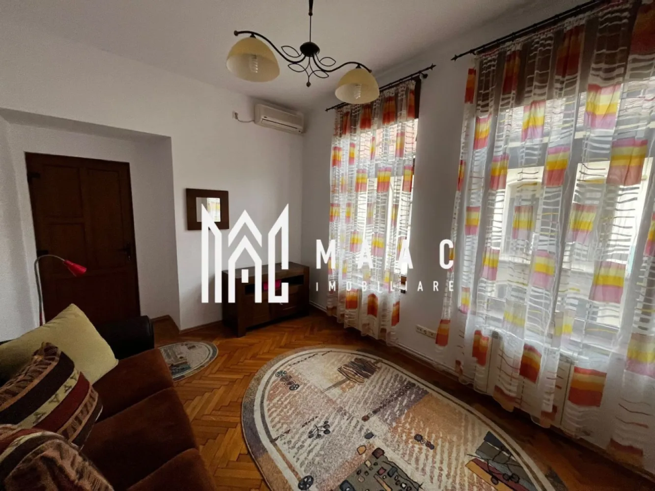 Apartament 2 camere I 64MPU I Zona Ultracentral - MAAC Imobiliare vă propune spre închiriere un apartament cu 2 camere situat în zona ultracentrală din Sibiu! Acest apartament cu 2 camere, situat la etajul 1 al unui imobil cu 2 niveluri, oferă un spațiu de 64 mp utili ideal pentru un stil de viață modern și elegant. Caracteristici principale: Număr băi: 1 Confort: Lux Încălzire: Centrală proprie cu calorifere eficiente Amenajare străzi: Asfaltate, iluminat stradal Dotări și facilități: Bucătărie: Mobilată și utilată complet Climatizare: Aer condiționat pentru confort sporit Acces internet: Cablu & Wireless Ferestre: Geam termopan (PVC) cu jaluzele verticale Uși: Ușă de intrare metalică, uși interioare PVC Podele: Gresie și parchet Pentru mai multe detalii specificatii telefonic ca ati vazut anuntul cu ID:CP2494628 }}