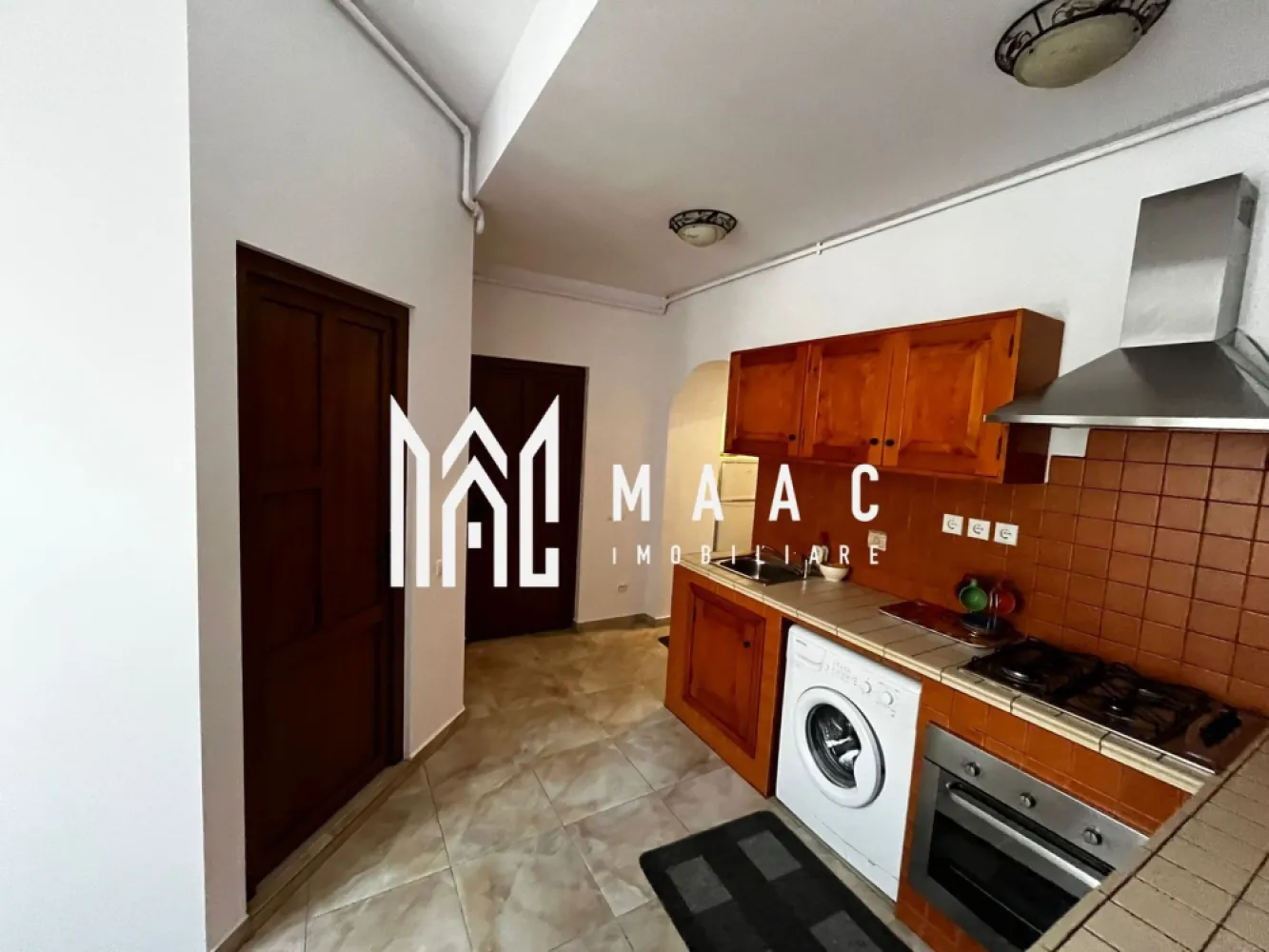 Apartament 2 camere I 64MPU I Zona Ultracentral - MAAC Imobiliare vă propune spre închiriere un apartament cu 2 camere situat în zona ultracentrală din Sibiu! Acest apartament cu 2 camere, situat la etajul 1 al unui imobil cu 2 niveluri, oferă un spațiu de 64 mp utili ideal pentru un stil de viață modern și elegant. Caracteristici principale: Număr băi: 1 Confort: Lux Încălzire: Centrală proprie cu calorifere eficiente Amenajare străzi: Asfaltate, iluminat stradal Dotări și facilități: Bucătărie: Mobilată și utilată complet Climatizare: Aer condiționat pentru confort sporit Acces internet: Cablu & Wireless Ferestre: Geam termopan (PVC) cu jaluzele verticale Uși: Ușă de intrare metalică, uși interioare PVC Podele: Gresie și parchet Pentru mai multe detalii specificatii telefonic ca ati vazut anuntul cu ID:CP2494628 }}