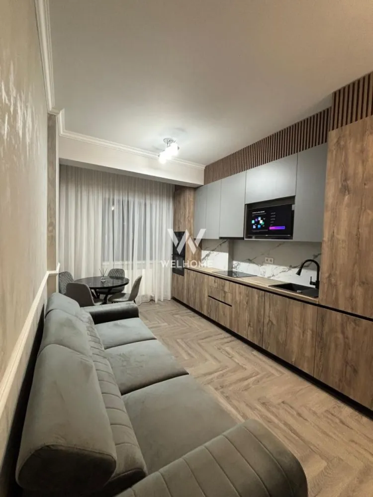 Apartament 3 camere modern NOU - str. Aleea Streiu, Sibiu - Apartament elegant cu 3 camere, situat la etajul 2 din 4 al unui imobil modern, prevăzut cu două lifturi, ce oferă un standard ridicat de confort și funcționalitate.

 Suprafață utilă: 60 mp + balcon 9 mp
 Se afla la etajul 2 din 4 al unui bloc construit in anul 2023.
 Compartimentare optimă:
- hol de acces bine organizat
- living luminos cu bucătărie open-space
- două dormitoare spațioase, amenajate inteligent, cu multiple spații de depozitare
- baie modernă, prevăzută cu fereastră pentru ventilație naturală
 - terasă generoasă, ideală pentru relaxare
 Proprietatea se vinde complet mobilată și utilată, exact ca în prezentare, beneficiind de finisaje premium și mobilier de înaltă calitate, toate fiind noi.
 Amplasare bună, într-o zonă bine conectată:
- acces rapid către centre comerciale (Profi, Penny, Kaufland – la 2–3 minute)
- proximitate față de mijloace de transport în comun
- în apropiere de școli și grădinițe
 Ideal atât pentru locuință personală, cât și pentru investiție, datorită poziționării și calității imobilului.
 Loc de parcare.
Mutare IMEDIATĂ!

Pret: 162.500 Euro 
Telefon: 0747.639.802