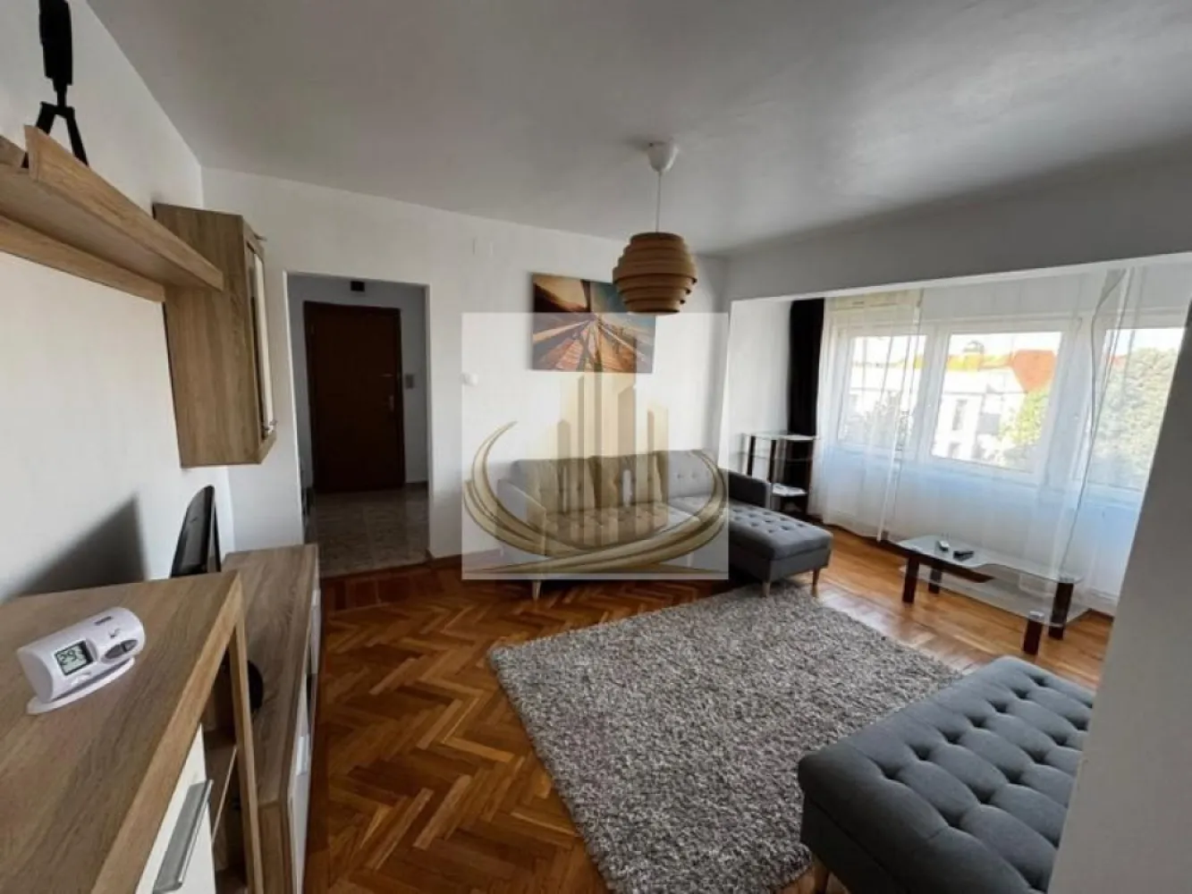 Apartament 2 camere 54 mp, bloc anvelopat, zonă centrală - Grand Mobilis Imobiliare vă propune spre închiriere un apartament cochet, situat la etajul 4 al unui bloc recent anvelopat termic, ideal pentru eficiență energetică și costuri reduse de întreținere.

Locuința are o suprafață utilă de 54 mp și este compartimentată inteligent, oferind un spațiu confortabil și bine organizat.

Apartamentul dispune de:
 • centrală proprie pe gaz, cu consum eficient
 • mașină de spălat
 • hotă
 • spații luminoase și aerisite

Este o locuință luminoasă și spațioasă, potrivită atât pentru un cuplu, cât și pentru o persoană singură.

Avantajul principal îl reprezintă localizarea excelentă, cu acces facil la mijloace de transport în comun și proximitate față de puncte de interes importante din Timișoara, precum Piața Unirii, Facultatea de Medicină și Iulius Town.

Pentru mai multe detalii sau programarea unei vizionări, vă stăm la dispoziție.
ID intern: 3070686