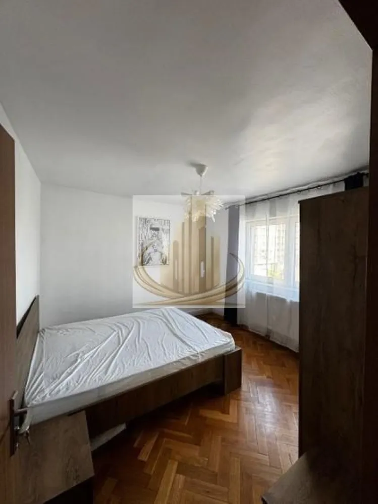 Apartament 2 camere 54 mp, bloc anvelopat, zonă centrală - Grand Mobilis Imobiliare vă propune spre închiriere un apartament cochet, situat la etajul 4 al unui bloc recent anvelopat termic, ideal pentru eficiență energetică și costuri reduse de întreținere.

Locuința are o suprafață utilă de 54 mp și este compartimentată inteligent, oferind un spațiu confortabil și bine organizat.

Apartamentul dispune de:
 • centrală proprie pe gaz, cu consum eficient
 • mașină de spălat
 • hotă
 • spații luminoase și aerisite

Este o locuință luminoasă și spațioasă, potrivită atât pentru un cuplu, cât și pentru o persoană singură.

Avantajul principal îl reprezintă localizarea excelentă, cu acces facil la mijloace de transport în comun și proximitate față de puncte de interes importante din Timișoara, precum Piața Unirii, Facultatea de Medicină și Iulius Town.

Pentru mai multe detalii sau programarea unei vizionări, vă stăm la dispoziție.
ID intern: 3070686