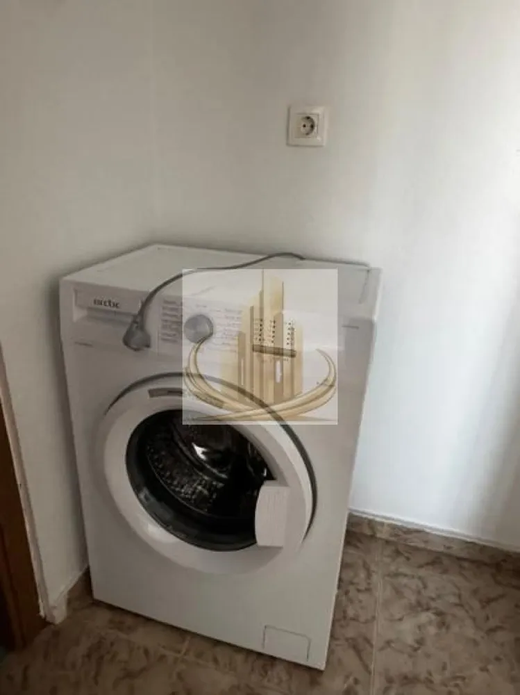 Apartament 2 camere 54 mp, bloc anvelopat, zonă centrală - Grand Mobilis Imobiliare vă propune spre închiriere un apartament cochet, situat la etajul 4 al unui bloc recent anvelopat termic, ideal pentru eficiență energetică și costuri reduse de întreținere.

Locuința are o suprafață utilă de 54 mp și este compartimentată inteligent, oferind un spațiu confortabil și bine organizat.

Apartamentul dispune de:
 • centrală proprie pe gaz, cu consum eficient
 • mașină de spălat
 • hotă
 • spații luminoase și aerisite

Este o locuință luminoasă și spațioasă, potrivită atât pentru un cuplu, cât și pentru o persoană singură.

Avantajul principal îl reprezintă localizarea excelentă, cu acces facil la mijloace de transport în comun și proximitate față de puncte de interes importante din Timișoara, precum Piața Unirii, Facultatea de Medicină și Iulius Town.

Pentru mai multe detalii sau programarea unei vizionări, vă stăm la dispoziție.
ID intern: 3070686