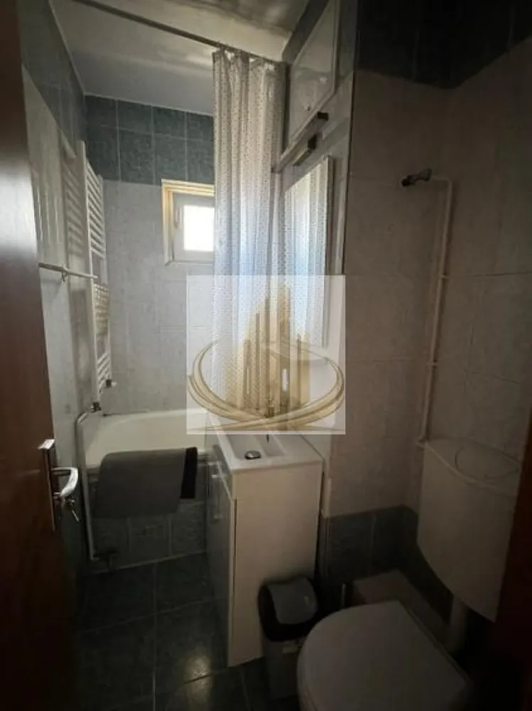Apartament 2 camere 54 mp, bloc anvelopat, zonă centrală - Grand Mobilis Imobiliare vă propune spre închiriere un apartament cochet, situat la etajul 4 al unui bloc recent anvelopat termic, ideal pentru eficiență energetică și costuri reduse de întreținere.

Locuința are o suprafață utilă de 54 mp și este compartimentată inteligent, oferind un spațiu confortabil și bine organizat.

Apartamentul dispune de:
 • centrală proprie pe gaz, cu consum eficient
 • mașină de spălat
 • hotă
 • spații luminoase și aerisite

Este o locuință luminoasă și spațioasă, potrivită atât pentru un cuplu, cât și pentru o persoană singură.

Avantajul principal îl reprezintă localizarea excelentă, cu acces facil la mijloace de transport în comun și proximitate față de puncte de interes importante din Timișoara, precum Piața Unirii, Facultatea de Medicină și Iulius Town.

Pentru mai multe detalii sau programarea unei vizionări, vă stăm la dispoziție.
ID intern: 3070686