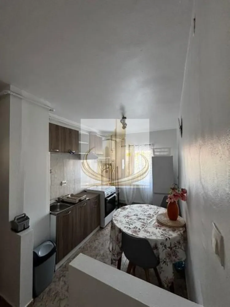 Apartament 2 camere 54 mp, bloc anvelopat, zonă centrală - Grand Mobilis Imobiliare vă propune spre închiriere un apartament cochet, situat la etajul 4 al unui bloc recent anvelopat termic, ideal pentru eficiență energetică și costuri reduse de întreținere.

Locuința are o suprafață utilă de 54 mp și este compartimentată inteligent, oferind un spațiu confortabil și bine organizat.

Apartamentul dispune de:
 • centrală proprie pe gaz, cu consum eficient
 • mașină de spălat
 • hotă
 • spații luminoase și aerisite

Este o locuință luminoasă și spațioasă, potrivită atât pentru un cuplu, cât și pentru o persoană singură.

Avantajul principal îl reprezintă localizarea excelentă, cu acces facil la mijloace de transport în comun și proximitate față de puncte de interes importante din Timișoara, precum Piața Unirii, Facultatea de Medicină și Iulius Town.

Pentru mai multe detalii sau programarea unei vizionări, vă stăm la dispoziție.
ID intern: 3070686