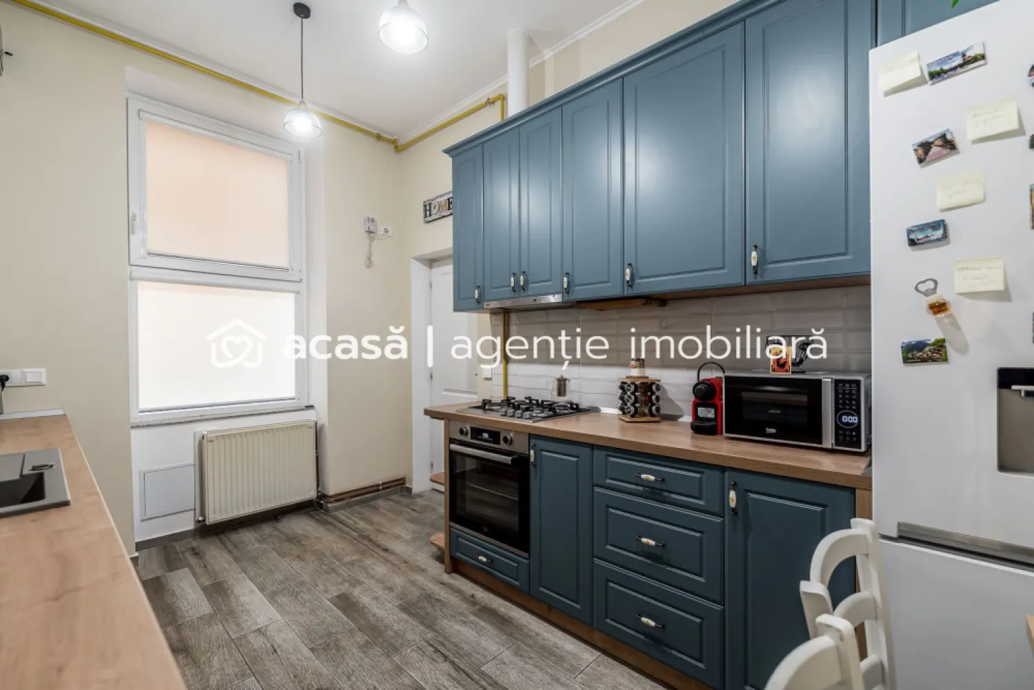 2 camere / etaj intermediar / ultracentral - Apartament cu 2 camere, situat ultracentral, la etajul 1 din 2, potrivit atât pentru locuit, cât și pentru investiție.

Apartamentul are o suprafață de 61 mp utili și este compartimentat astfel: 2 camere | bucătărie | baie | hol mansardat pentru depozitare suplimentară

Se vinde mobilat și utilat, inclusiv cu mașină de spălat vase.

Un avantaj rar pentru zona centrală este spațiul suplimentar de depozitare: depozitare la etaj și boxă la subsol.

Dotări și îmbunătățiri: clădire cu fațadă și acoperiș renovate în 2025 | instalație electrică nouă | siguranțe separate | centrală proprie | țevi de cupru | ferestre termopan | sistem de supraveghere video

Poziționarea ultracentrală oferă acces rapid către: transport public | instituții | restaurante | zone pietonale | servicii esențiale

Apartamentul este o alegere bună pentru cei care caută o locuință într-o zonă centrală sau o proprietate ușor de valorificat în regim de închiriere.

Preț repoziționat: 89.900 Euro
Comision 0%

Pentru detalii și vizionare: Mihai Molnar – consultant imobiliar | Telefon / WhatsApp 0761 899 230

Finanțare: oferte gratuite de la 16 bănci
Evaluare gratuită dacă vinzi o proprietate în Arad

ACASĂ | Bd. Decebal 2, Arad
