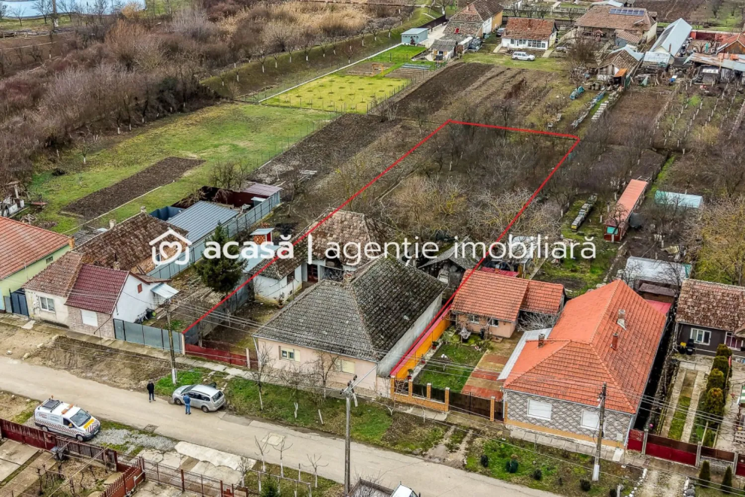 PROPIETATE REZERVATA- Casă de vanzare cu 3 camere in Chisineu Cris - Descoperă oportunitatea de a transforma o casă deosebită în căminul de vis al familiei tale. Acest imobil cu 3 camere este localizat într-o zonă foarte bună și este dotat cu toate utilitățile necesare pentru confortul zilnic. Proprietatea se remarcă prin terenul său generos, oferind spațiul necesar pentru multiple posibilități de amenajare. În plus, prețul competitiv face această ofertă una extrem de atractivă în piața actuală. Pentru a explora potențialul acestei case și pentru a programa o vizionare, nu ezitați să-l contactați pe Mihai Bica la 0742 543 526. Nu ratați ocazia de a transforma această casă în locuința la care ați visat mereu!