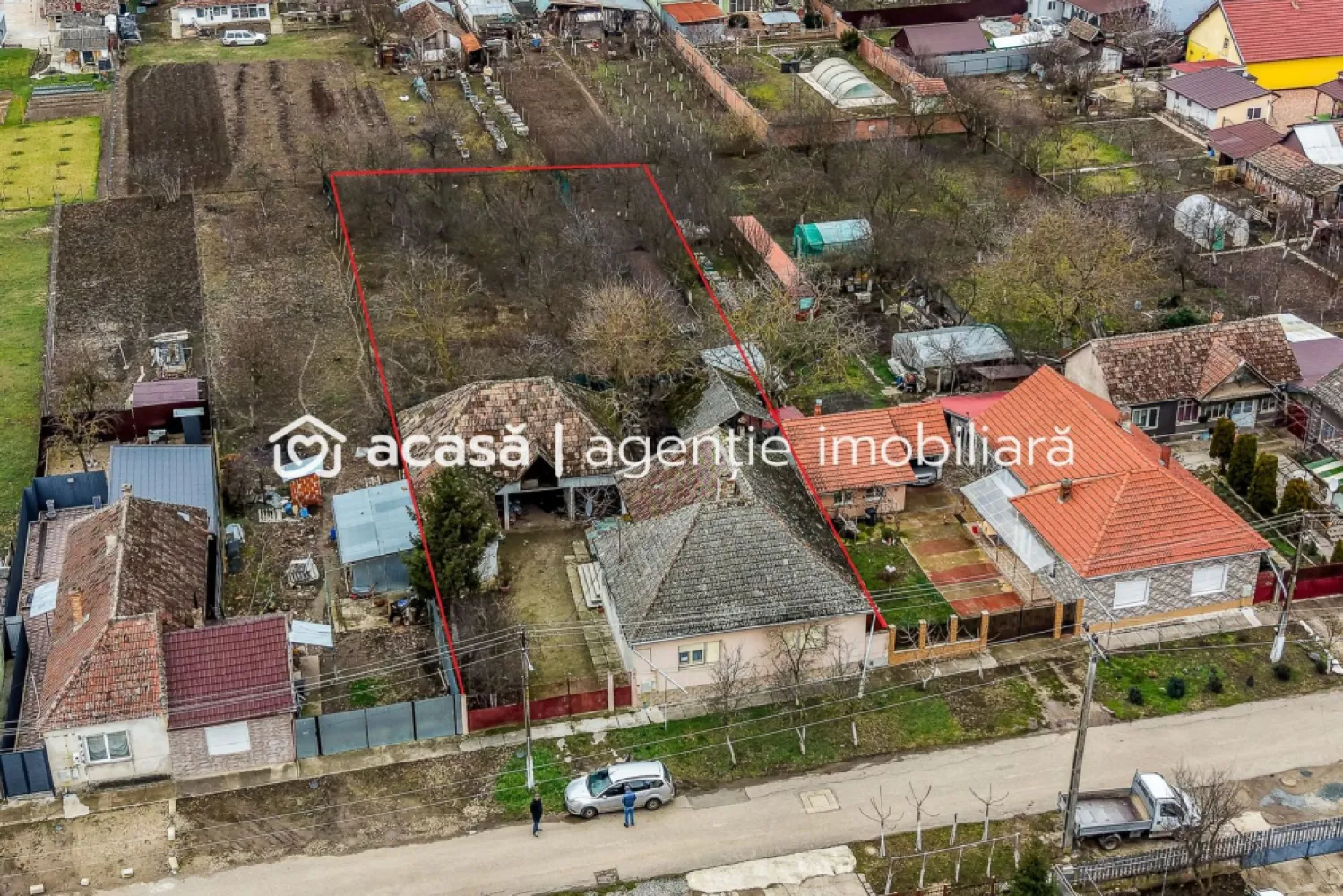 PROPIETATE REZERVATA- Casă de vanzare cu 3 camere in Chisineu Cris - Descoperă oportunitatea de a transforma o casă deosebită în căminul de vis al familiei tale. Acest imobil cu 3 camere este localizat într-o zonă foarte bună și este dotat cu toate utilitățile necesare pentru confortul zilnic. Proprietatea se remarcă prin terenul său generos, oferind spațiul necesar pentru multiple posibilități de amenajare. În plus, prețul competitiv face această ofertă una extrem de atractivă în piața actuală. Pentru a explora potențialul acestei case și pentru a programa o vizionare, nu ezitați să-l contactați pe Mihai Bica la 0742 543 526. Nu ratați ocazia de a transforma această casă în locuința la care ați visat mereu!