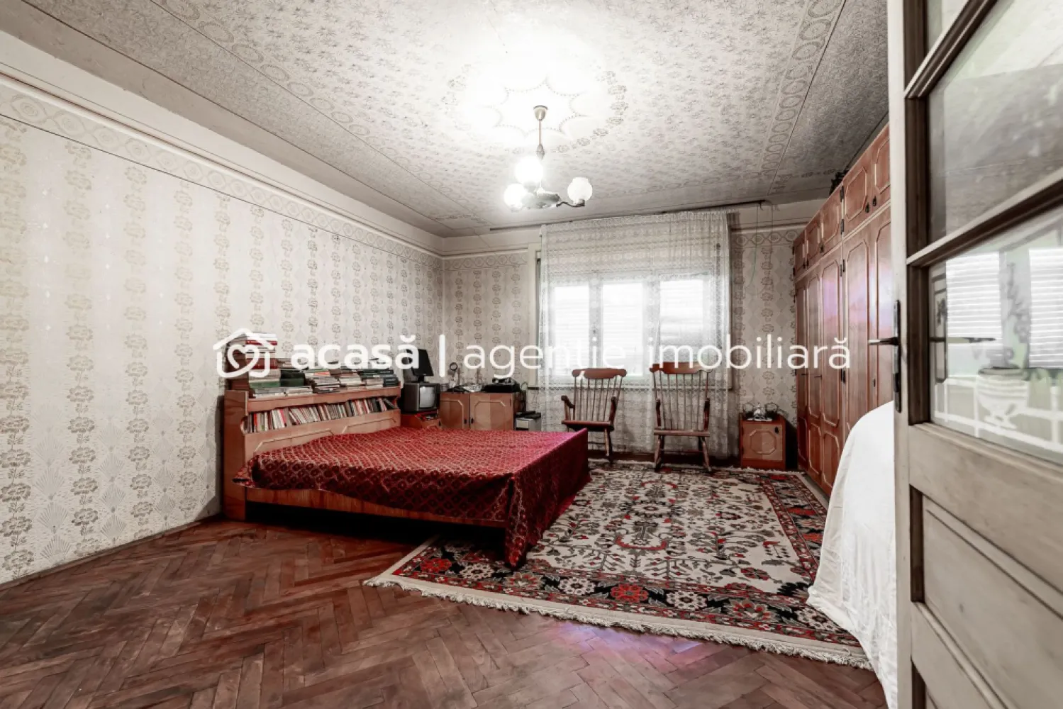 PROPIETATE REZERVATA- Casă de vanzare cu 3 camere in Chisineu Cris - Descoperă oportunitatea de a transforma o casă deosebită în căminul de vis al familiei tale. Acest imobil cu 3 camere este localizat într-o zonă foarte bună și este dotat cu toate utilitățile necesare pentru confortul zilnic. Proprietatea se remarcă prin terenul său generos, oferind spațiul necesar pentru multiple posibilități de amenajare. În plus, prețul competitiv face această ofertă una extrem de atractivă în piața actuală. Pentru a explora potențialul acestei case și pentru a programa o vizionare, nu ezitați să-l contactați pe Mihai Bica la 0742 543 526. Nu ratați ocazia de a transforma această casă în locuința la care ați visat mereu!