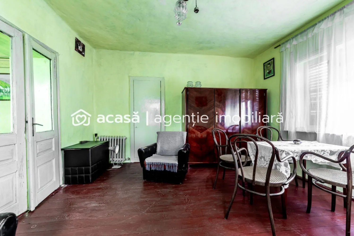 PROPIETATE REZERVATA- Casă de vanzare cu 3 camere in Chisineu Cris - Descoperă oportunitatea de a transforma o casă deosebită în căminul de vis al familiei tale. Acest imobil cu 3 camere este localizat într-o zonă foarte bună și este dotat cu toate utilitățile necesare pentru confortul zilnic. Proprietatea se remarcă prin terenul său generos, oferind spațiul necesar pentru multiple posibilități de amenajare. În plus, prețul competitiv face această ofertă una extrem de atractivă în piața actuală. Pentru a explora potențialul acestei case și pentru a programa o vizionare, nu ezitați să-l contactați pe Mihai Bica la 0742 543 526. Nu ratați ocazia de a transforma această casă în locuința la care ați visat mereu!