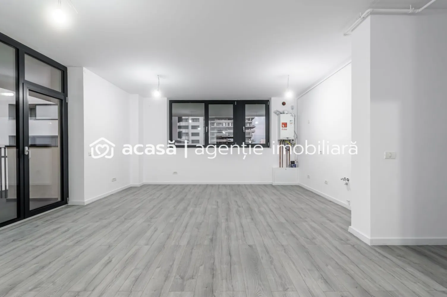 3 camere finisat la cheie – 71 mp + parcare subterană - Vă propunem spre vânzare un apartament nou cu 3 camere, excelent compartimentat, situat în XCity Towers, unul dintre cele mai apreciate și moderne ansambluri rezidențiale din Timișoara. Un proiect emblematic, gândit pentru un stil de viață urban premium și pentru investiții imobiliare sigure.

Apartamentul se vinde direct de la dezvoltator, cu predare în martie 2026, complet finisat la cheie, gata să devină fie locuința ideală, fie o investiție cu randament foarte bun.

Preț: 169.900 € + 21% TVA | Parcare subterană inclusă în preț
Contact: Sebastian Nica 0722 252 639

Caracteristici apartament:
• 3 camere, compartimentare modernă și eficientă
• Suprafață utilă: 71 mp
• Balcon + logie, spații exterioare perfect integrate
• Living luminos, cu vitraje mari și lumină naturală din plin
• Finisaje premium, atent alese

Dotări și beneficii:
• Încălzire în pardoseală și centrală termică proprie
• Sistem de climatizare modern
• Rolete electrice
• Sistem Smart Home
• Consum redus de energie, costuri mici de întreținere
• Materiale moderne, prietenoase cu mediul

Avantajele ansamblului XCity Towers:
• Arhitectură contemporană, design urban de impact
• Parc privat de aproximativ 6.000 mp pentru rezidenți
• Zone de relaxare și spații dedicate comunității
• Acces rapid la centre comerciale, transport public, școli și zone verzi
• Cerere ridicată la închiriere și potențial foarte bun de apreciere în timp

Pentru informații suplimentare, disponibilitate și planuri, vă stau la dispoziție: 
Sebastian Nica – 0722 252 639

Nu dispui de toată suma? Te ajutăm noi gratuit! Îți obținem oferte de la 16 bănci.

Atenție! Imaginile au caracter informativ, preluate din apartamente finalizate și finisate din cadrul complexului!