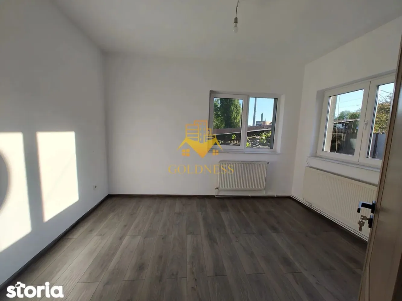 Casă de închiriat, 5 camere, 150 mp curte , parcare, Parcul Armătura - GOLDNESS Imobiliare vă propune spre închiriere o casă spațioasă cu o suprafață utilă de 118 mp, situată în cartierul Iris, pr strada Oașului, ideală pentru sediu de firmă, birouri sau locuit.
Casa dispune de urmatoarea cofiguratie si se poate mobila la cerere:
- La parter (91 mp): 3 dormitoare, 1 birou/dressing, baie, bucătărie, cămară și un hol spațios (configurabil ca living).

- La demisol (27 mp): 2 camere suplimentare, ideale pentru depozitare, hobby sau spațiu tehnic.

- Exterior: Curte interioară privată, garaj și loc de parcare suplimentar (de la primărie).

- Sistem energetic: Panouri fotovoltaice (7 KW) și stocare în baterii (10 KW) – costuri minime de întreținere.

- Confort: Aer condiționat, renovare recentă (în curs de finalizare).

- Proximitate: Parcul Armătura (recent modernizat) și viitorul Mall Rivius.

- Mobilitate: Acces rapid la tramvai (linia 102) și alte mijloace de transport.

Dacă sunteți interesați de această vilă și doriți să o vizionați, dar și pentru alte oferte nu ezitați să ne contactați telefonic sau prin e-mail. Vă stăm la dispoziție!

Pentru intermediere se percepe un comision de 50% din prețul chiriei!