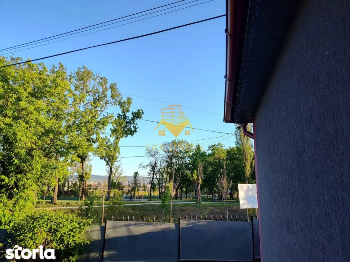 Casă de închiriat, 5 camere, 150 mp curte , parcare, Parcul Armătura - GOLDNESS Imobiliare vă propune spre închiriere o casă spațioasă cu o suprafață utilă de 118 mp, situată în cartierul Iris, pr strada Oașului, ideală pentru sediu de firmă, birouri sau locuit.
Casa dispune de urmatoarea cofiguratie si se poate mobila la cerere:
- La parter (91 mp): 3 dormitoare, 1 birou/dressing, baie, bucătărie, cămară și un hol spațios (configurabil ca living).

- La demisol (27 mp): 2 camere suplimentare, ideale pentru depozitare, hobby sau spațiu tehnic.

- Exterior: Curte interioară privată, garaj și loc de parcare suplimentar (de la primărie).

- Sistem energetic: Panouri fotovoltaice (7 KW) și stocare în baterii (10 KW) – costuri minime de întreținere.

- Confort: Aer condiționat, renovare recentă (în curs de finalizare).

- Proximitate: Parcul Armătura (recent modernizat) și viitorul Mall Rivius.

- Mobilitate: Acces rapid la tramvai (linia 102) și alte mijloace de transport.

Dacă sunteți interesați de această vilă și doriți să o vizionați, dar și pentru alte oferte nu ezitați să ne contactați telefonic sau prin e-mail. Vă stăm la dispoziție!

Pentru intermediere se percepe un comision de 50% din prețul chiriei!