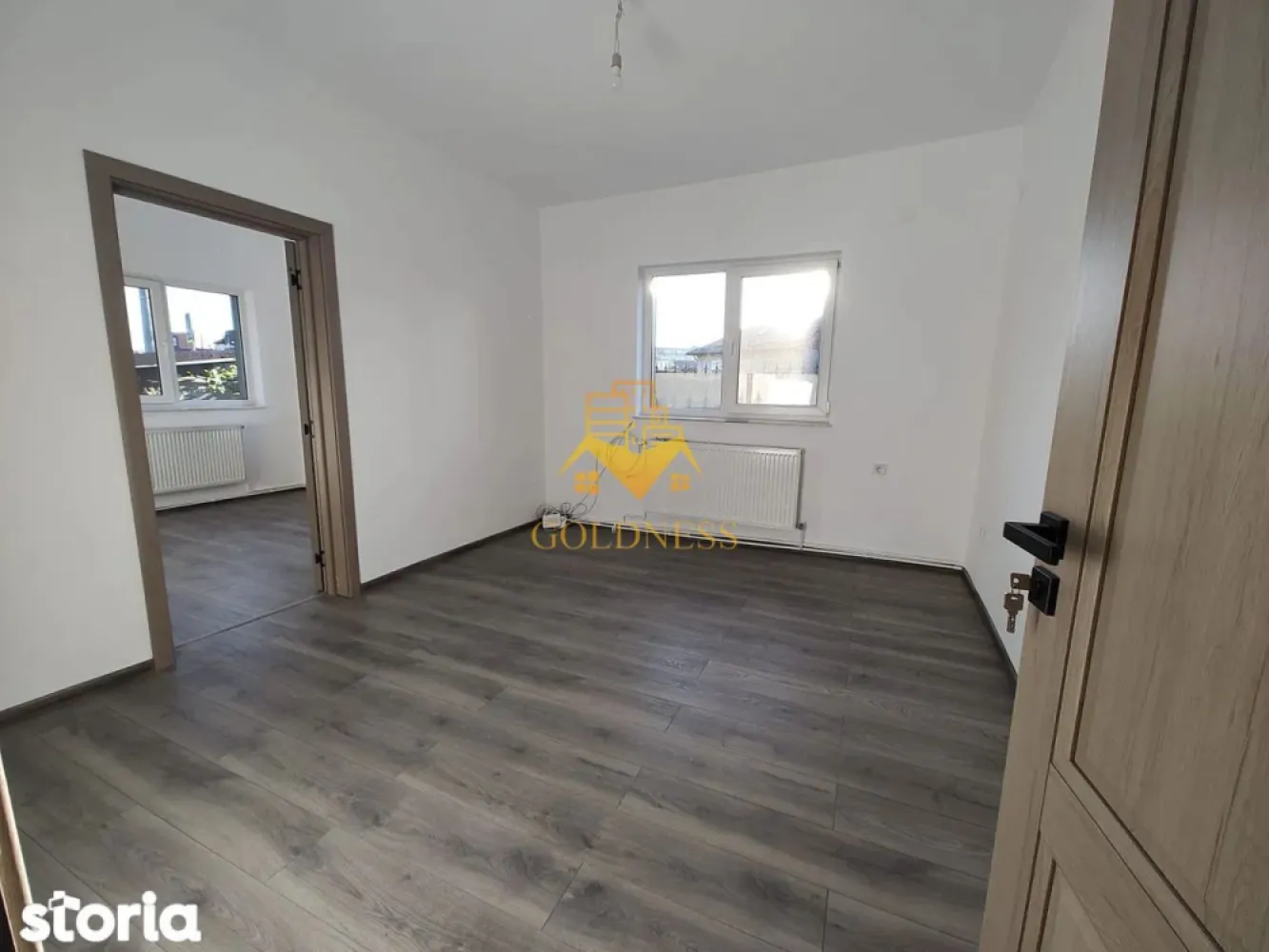Casă de închiriat, 5 camere, 150 mp curte , parcare, Parcul Armătura - GOLDNESS Imobiliare vă propune spre închiriere o casă spațioasă cu o suprafață utilă de 118 mp, situată în cartierul Iris, pr strada Oașului, ideală pentru sediu de firmă, birouri sau locuit.
Casa dispune de urmatoarea cofiguratie si se poate mobila la cerere:
- La parter (91 mp): 3 dormitoare, 1 birou/dressing, baie, bucătărie, cămară și un hol spațios (configurabil ca living).

- La demisol (27 mp): 2 camere suplimentare, ideale pentru depozitare, hobby sau spațiu tehnic.

- Exterior: Curte interioară privată, garaj și loc de parcare suplimentar (de la primărie).

- Sistem energetic: Panouri fotovoltaice (7 KW) și stocare în baterii (10 KW) – costuri minime de întreținere.

- Confort: Aer condiționat, renovare recentă (în curs de finalizare).

- Proximitate: Parcul Armătura (recent modernizat) și viitorul Mall Rivius.

- Mobilitate: Acces rapid la tramvai (linia 102) și alte mijloace de transport.

Dacă sunteți interesați de această vilă și doriți să o vizionați, dar și pentru alte oferte nu ezitați să ne contactați telefonic sau prin e-mail. Vă stăm la dispoziție!

Pentru intermediere se percepe un comision de 50% din prețul chiriei!