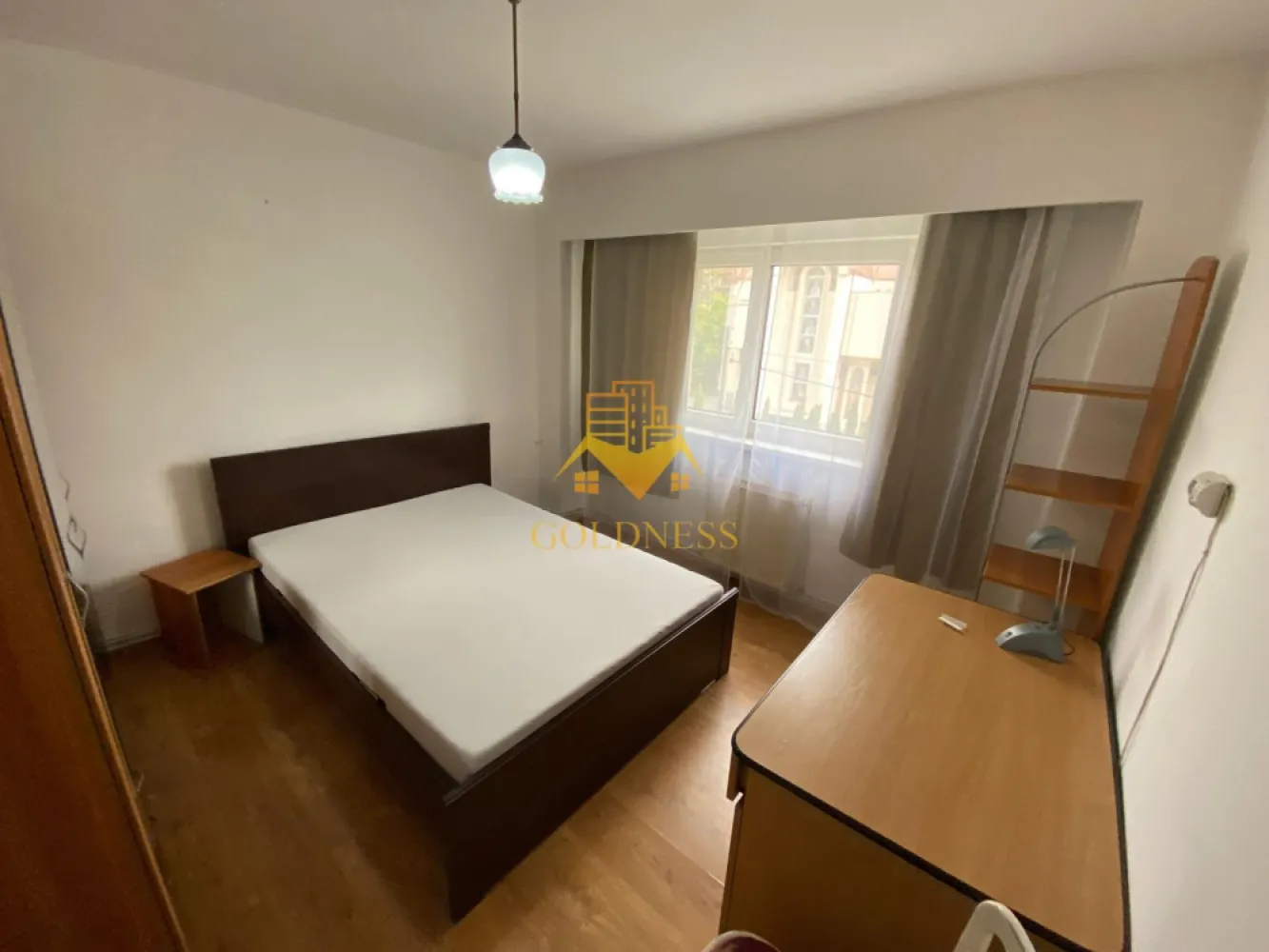 2 camere decomandate, balcon, Marasti, Zona Dorobantilor, OMV, Profi - GOLDNESS Imobiliare vă propune spre închiriere un apartament cu 2 camere complet mobilat și utilat, la etajul 2 într-un imobil de 7 etaje, în Cartierul Marasti.
Posibilitatea de a parca in zona
Se află în apropierea stațiilor de transport în comun, magazine, restaurante, spații verzi, farmacii, etc. 

Apartamentul este compartimentat astfel:
 - dormitor cu pat matrimonial, dulap, noptiere, birou
 - dormitor cu pat matrimonial, dresing, noptiere, birou
 - bucatarie complet utilată și mobilată, loc de servit masa 
 - baie cu cada, calorifer port prosop și dulap pentru depozitare.
 - balcon de 4 mp

Imobilul este dotat cu toate cele necesare- centrală proprie, frigider, aragaz, hotă, mașină de spălat haine, etc. 

Dacă sunteți interesați de acest apartament și doriți să îl vizionați, dar și pentru alte oferte nu ezitați să ne contactați telefonic sau prin e-mail. Vă stăm la dispoziție!
Pentru intermediere se percepe un comision de 50% din prețul chiriei!