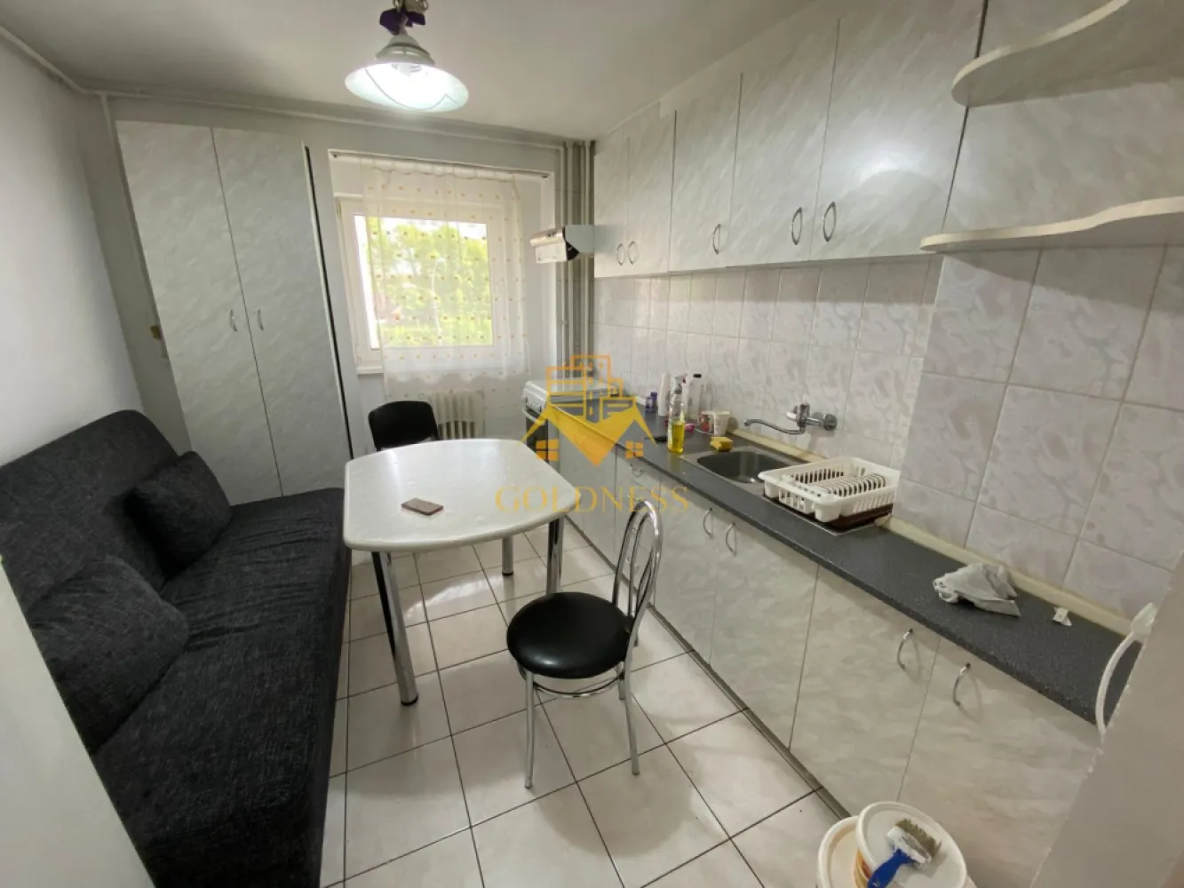 2 camere decomandate, balcon, Marasti, Zona Dorobantilor, OMV, Profi - GOLDNESS Imobiliare vă propune spre închiriere un apartament cu 2 camere complet mobilat și utilat, la etajul 2 într-un imobil de 7 etaje, în Cartierul Marasti.
Posibilitatea de a parca in zona
Se află în apropierea stațiilor de transport în comun, magazine, restaurante, spații verzi, farmacii, etc. 

Apartamentul este compartimentat astfel:
 - dormitor cu pat matrimonial, dulap, noptiere, birou
 - dormitor cu pat matrimonial, dresing, noptiere, birou
 - bucatarie complet utilată și mobilată, loc de servit masa 
 - baie cu cada, calorifer port prosop și dulap pentru depozitare.
 - balcon de 4 mp

Imobilul este dotat cu toate cele necesare- centrală proprie, frigider, aragaz, hotă, mașină de spălat haine, etc. 

Dacă sunteți interesați de acest apartament și doriți să îl vizionați, dar și pentru alte oferte nu ezitați să ne contactați telefonic sau prin e-mail. Vă stăm la dispoziție!
Pentru intermediere se percepe un comision de 50% din prețul chiriei!