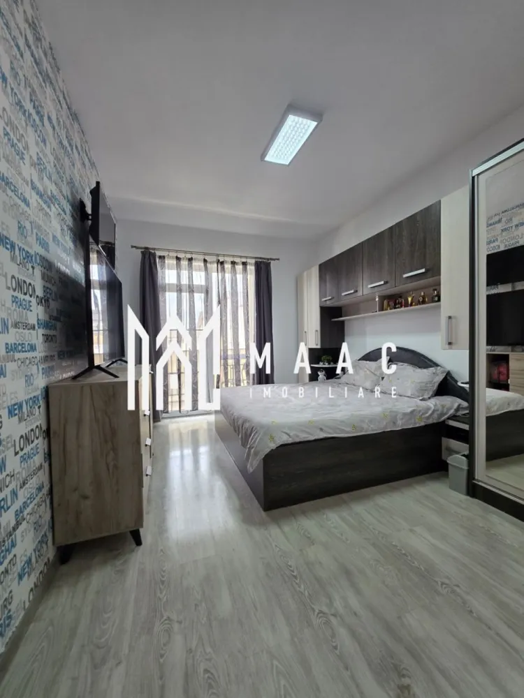 Apartament 3 camere | Etaj 2 | Parcare | Calea Cisnadiei - MAAC Imobiliare oferă spre închiriere apartament cu 3 camere complet mobilat și utilat, în zona Calea Cisnădiei. *PET FRIENDLY - Se accepta animale de companie in locuinta, cu exceptia pisicilor. Locuinta decomandata are suprafata utila de 70mp, se afla la etajul2/3 si este alcatuita din living spatios, 2 dormitoare cu paturi matrimoniale, 2 bai moderne si bucatarie complet utilata cu terasa comuna cu camera de zi. Camera de zi este luminoasa si aerisita, cu ferestre mari ce permite lumina naturala sa intre in spatiu. Acesta este amenajat cu un coltar, o masuta de cafea, masa extensibila 8-10 persoane si un TV 4K, iar camera de zi se deschide catre balcon. In ambele dormitoare se regasetse pat matrimonial, spatii considerabile pentru depozitarea hainelor si TV. Acestea au iesire catre un balcon comun. Apartamentul are un loc de parcare propriu. Apartamentul este situat in zona linistita, la doar cateva minute de mers pe jos la magazine, frizere, farmacie si alte facilitati. Este o locatie excelenta pentru cei care doresc sa se bucure de liniste si confort, dar sa fie totodata la doar la 5 minute de mers cu masina în centrul Sibiului. Pentru mai multe detalii precizati telefonic ca ati vazut anuntul cu ID:CP2493348 }}