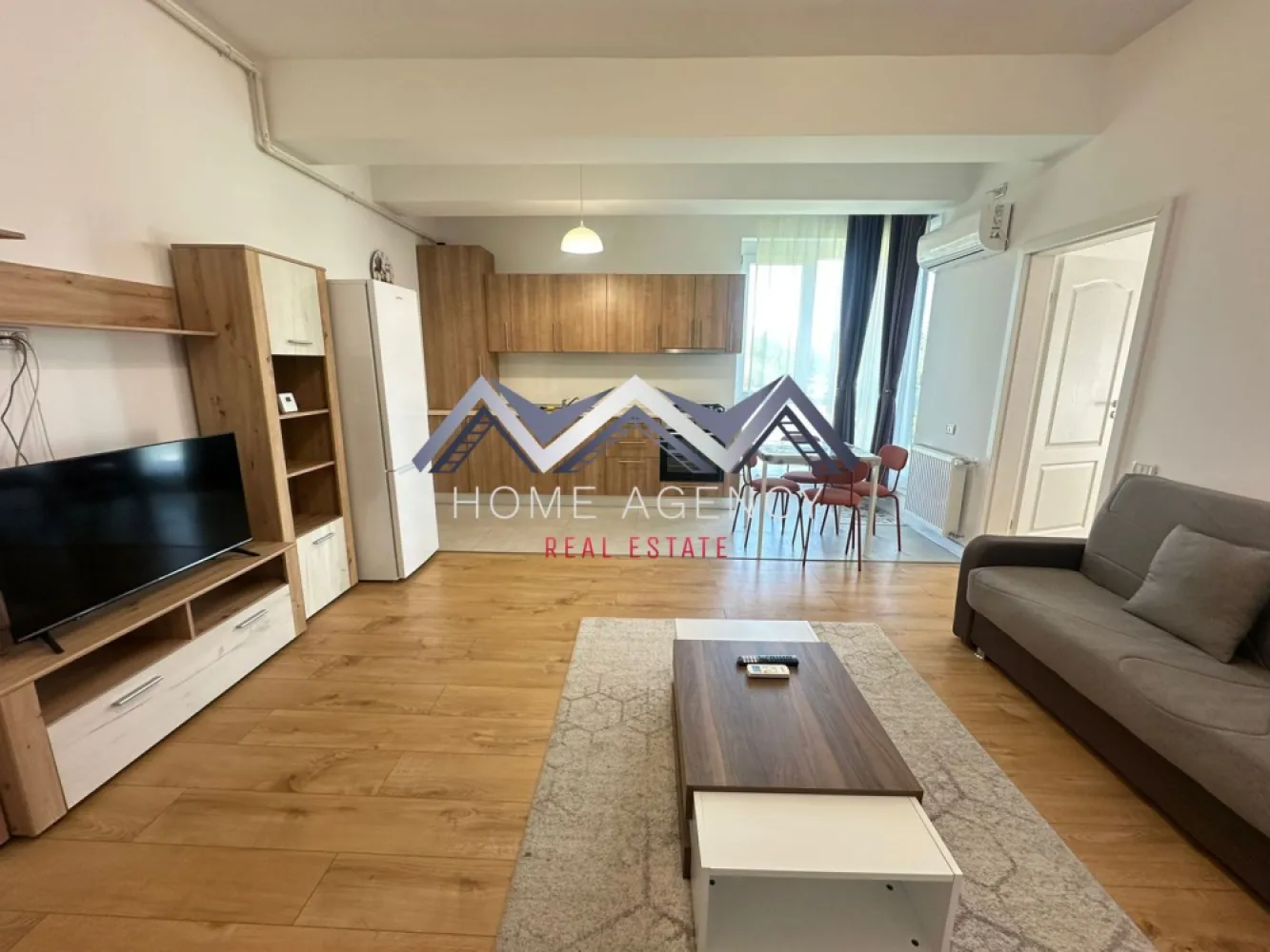 Apartament 2 camere Otopeni | prima închiriere - Dacă îți dorești un apartament modern, luminos și aflat la prima închiriere, această proprietate poate fi alegerea ideală pentru tine!

Acest apartament de 2 camere este situat într-o zonă liniștită și centrală din Otopeni, cu legături rapide spre București și principalele puncte de interes din zonă, piață, restaurante, magazine etc. Poziționat la etajul 2 din 3, locuința oferă un echilibru excelent între confort și funcționalitate.

Zona de zi este organizată sub forma unui open-space cu bucătăria și locul de luat masa, creând un spațiu aerisit și bine luminat natural, cu acces spre balcon. Dormitorul este luminos și confortabil, ideal pentru odihnă, iar baia modernă, dotată cu cadă, completează funcționalitatea locuinței.

Programează o vizionare și descoperă dacă acest apartament este potrivit pentru tine!