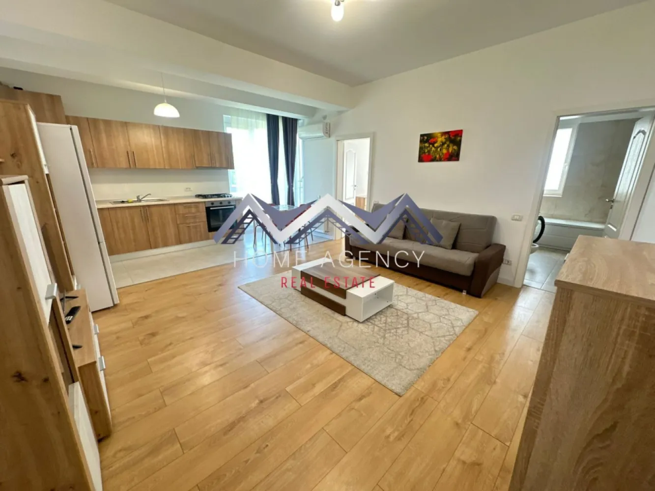 Apartament 2 camere Otopeni | prima închiriere - Dacă îți dorești un apartament modern, luminos și aflat la prima închiriere, această proprietate poate fi alegerea ideală pentru tine!

Acest apartament de 2 camere este situat într-o zonă liniștită și centrală din Otopeni, cu legături rapide spre București și principalele puncte de interes din zonă, piață, restaurante, magazine etc. Poziționat la etajul 2 din 3, locuința oferă un echilibru excelent între confort și funcționalitate.

Zona de zi este organizată sub forma unui open-space cu bucătăria și locul de luat masa, creând un spațiu aerisit și bine luminat natural, cu acces spre balcon. Dormitorul este luminos și confortabil, ideal pentru odihnă, iar baia modernă, dotată cu cadă, completează funcționalitatea locuinței.

Programează o vizionare și descoperă dacă acest apartament este potrivit pentru tine!