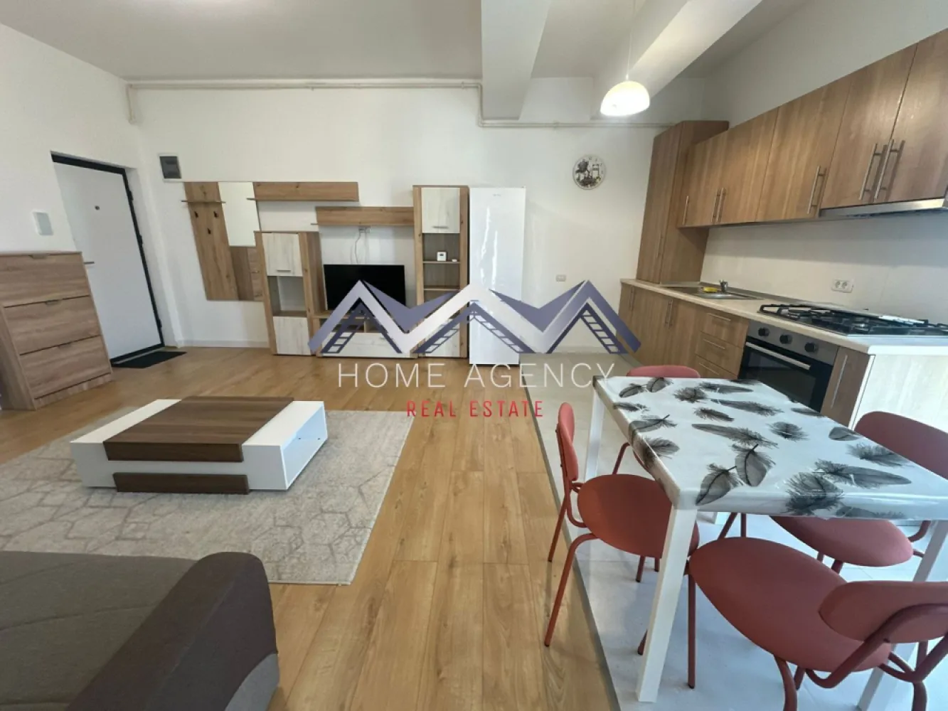 Apartament 2 camere Otopeni | prima închiriere - Dacă îți dorești un apartament modern, luminos și aflat la prima închiriere, această proprietate poate fi alegerea ideală pentru tine!

Acest apartament de 2 camere este situat într-o zonă liniștită și centrală din Otopeni, cu legături rapide spre București și principalele puncte de interes din zonă, piață, restaurante, magazine etc. Poziționat la etajul 2 din 3, locuința oferă un echilibru excelent între confort și funcționalitate.

Zona de zi este organizată sub forma unui open-space cu bucătăria și locul de luat masa, creând un spațiu aerisit și bine luminat natural, cu acces spre balcon. Dormitorul este luminos și confortabil, ideal pentru odihnă, iar baia modernă, dotată cu cadă, completează funcționalitatea locuinței.

Programează o vizionare și descoperă dacă acest apartament este potrivit pentru tine!