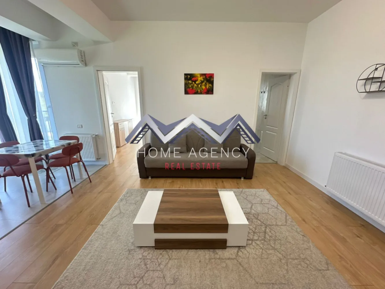 Apartament 2 camere Otopeni | prima închiriere - Dacă îți dorești un apartament modern, luminos și aflat la prima închiriere, această proprietate poate fi alegerea ideală pentru tine!

Acest apartament de 2 camere este situat într-o zonă liniștită și centrală din Otopeni, cu legături rapide spre București și principalele puncte de interes din zonă, piață, restaurante, magazine etc. Poziționat la etajul 2 din 3, locuința oferă un echilibru excelent între confort și funcționalitate.

Zona de zi este organizată sub forma unui open-space cu bucătăria și locul de luat masa, creând un spațiu aerisit și bine luminat natural, cu acces spre balcon. Dormitorul este luminos și confortabil, ideal pentru odihnă, iar baia modernă, dotată cu cadă, completează funcționalitatea locuinței.

Programează o vizionare și descoperă dacă acest apartament este potrivit pentru tine!