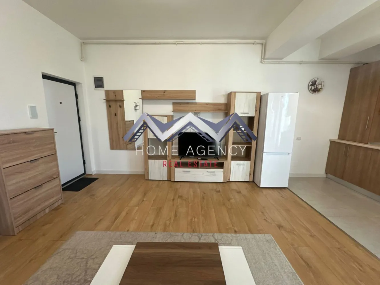 Apartament 2 camere Otopeni | prima închiriere - Dacă îți dorești un apartament modern, luminos și aflat la prima închiriere, această proprietate poate fi alegerea ideală pentru tine!

Acest apartament de 2 camere este situat într-o zonă liniștită și centrală din Otopeni, cu legături rapide spre București și principalele puncte de interes din zonă, piață, restaurante, magazine etc. Poziționat la etajul 2 din 3, locuința oferă un echilibru excelent între confort și funcționalitate.

Zona de zi este organizată sub forma unui open-space cu bucătăria și locul de luat masa, creând un spațiu aerisit și bine luminat natural, cu acces spre balcon. Dormitorul este luminos și confortabil, ideal pentru odihnă, iar baia modernă, dotată cu cadă, completează funcționalitatea locuinței.

Programează o vizionare și descoperă dacă acest apartament este potrivit pentru tine!