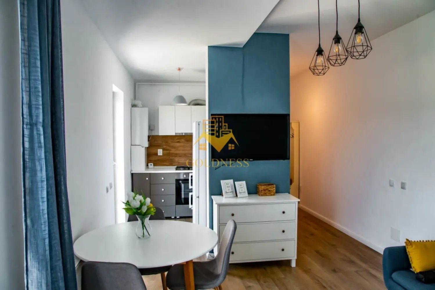 3 Camere Openspace, Marasti, Parcare, Modern, Kaufland, Zona fabricii. - GOLDNESS Imobiliare vă propune spre închiriere un apartament cu 3 camere complet mobilat și utilat, la etajul 4 într-un imobil de 6 etaje,in Cartierul Marasti!
Parcare subterana inclusa!
Se află în apropierea stațiilor de transport în comun, magazine, restaurante, spații verzi, farmacii, etc. 

Apartamentul este compartimentat astfel:
 - dormitor cu pat matrimonial, dressing, noptiere
 - dormitor cu pat matrimonial, dressing, noptiere
 - living cu bucatarie open space complet utilată și mobilată, loc de servit masa, iesire pe terasa.
 - baie cu dus walk-in, calorifer port prosop și dulap pentru depozitare.
 - terasa de 20 mp.

Imobilul este dotat cu toate cele necesare- centrală proprie, frigider, aragaz, hotă, mașină de spălat haine, etc. 

Dacă sunteți interesați de acest apartament și doriți să îl vizionați, dar și pentru alte oferte nu ezitați să ne contactați telefonic sau prin e-mail. Vă stăm la dispoziție!
Pentru intermediere se percepe un comision de 50% din prețul chiriei!