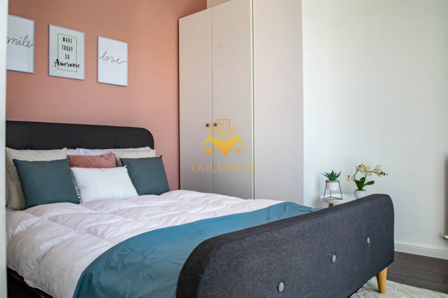 3 Camere Openspace, Marasti, Parcare, Modern, Kaufland, Zona fabricii. - GOLDNESS Imobiliare vă propune spre închiriere un apartament cu 3 camere complet mobilat și utilat, la etajul 4 într-un imobil de 6 etaje,in Cartierul Marasti!
Parcare subterana inclusa!
Se află în apropierea stațiilor de transport în comun, magazine, restaurante, spații verzi, farmacii, etc. 

Apartamentul este compartimentat astfel:
 - dormitor cu pat matrimonial, dressing, noptiere
 - dormitor cu pat matrimonial, dressing, noptiere
 - living cu bucatarie open space complet utilată și mobilată, loc de servit masa, iesire pe terasa.
 - baie cu dus walk-in, calorifer port prosop și dulap pentru depozitare.
 - terasa de 20 mp.

Imobilul este dotat cu toate cele necesare- centrală proprie, frigider, aragaz, hotă, mașină de spălat haine, etc. 

Dacă sunteți interesați de acest apartament și doriți să îl vizionați, dar și pentru alte oferte nu ezitați să ne contactați telefonic sau prin e-mail. Vă stăm la dispoziție!
Pentru intermediere se percepe un comision de 50% din prețul chiriei!