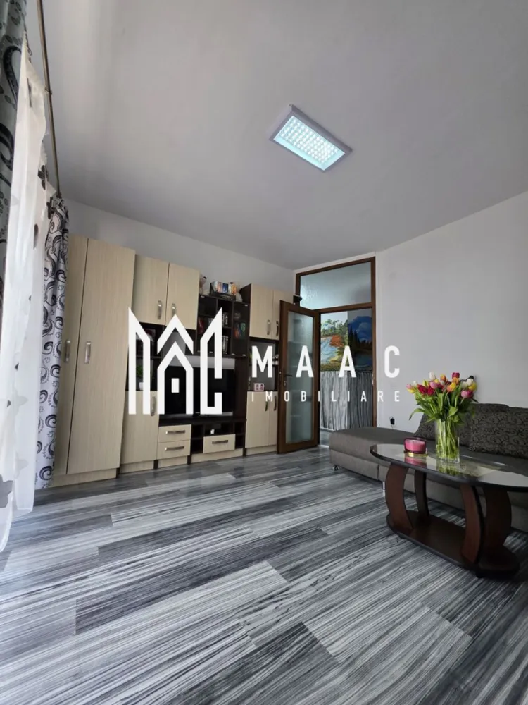 Apartament 3 camere | Etaj 2 | Parcare | Calea Cisnadiei - MAAC Imobiliare oferă spre închiriere apartament cu 3 camere complet mobilat și utilat, în zona Calea Cisnădiei. *PET FRIENDLY - Se accepta animale de companie in locuinta, cu exceptia pisicilor. Locuinta decomandata are suprafata utila de 70mp, se afla la etajul2/3 si este alcatuita din living spatios, 2 dormitoare cu paturi matrimoniale, 2 bai moderne si bucatarie complet utilata cu terasa comuna cu camera de zi. Camera de zi este luminoasa si aerisita, cu ferestre mari ce permite lumina naturala sa intre in spatiu. Acesta este amenajat cu un coltar, o masuta de cafea, masa extensibila 8-10 persoane si un TV 4K, iar camera de zi se deschide catre balcon. In ambele dormitoare se regasetse pat matrimonial, spatii considerabile pentru depozitarea hainelor si TV. Acestea au iesire catre un balcon comun. Apartamentul are un loc de parcare propriu. Apartamentul este situat in zona linistita, la doar cateva minute de mers pe jos la magazine, frizere, farmacie si alte facilitati. Este o locatie excelenta pentru cei care doresc sa se bucure de liniste si confort, dar sa fie totodata la doar la 5 minute de mers cu masina în centrul Sibiului. Pentru mai multe detalii precizati telefonic ca ati vazut anuntul cu ID:CP2493348 }}
