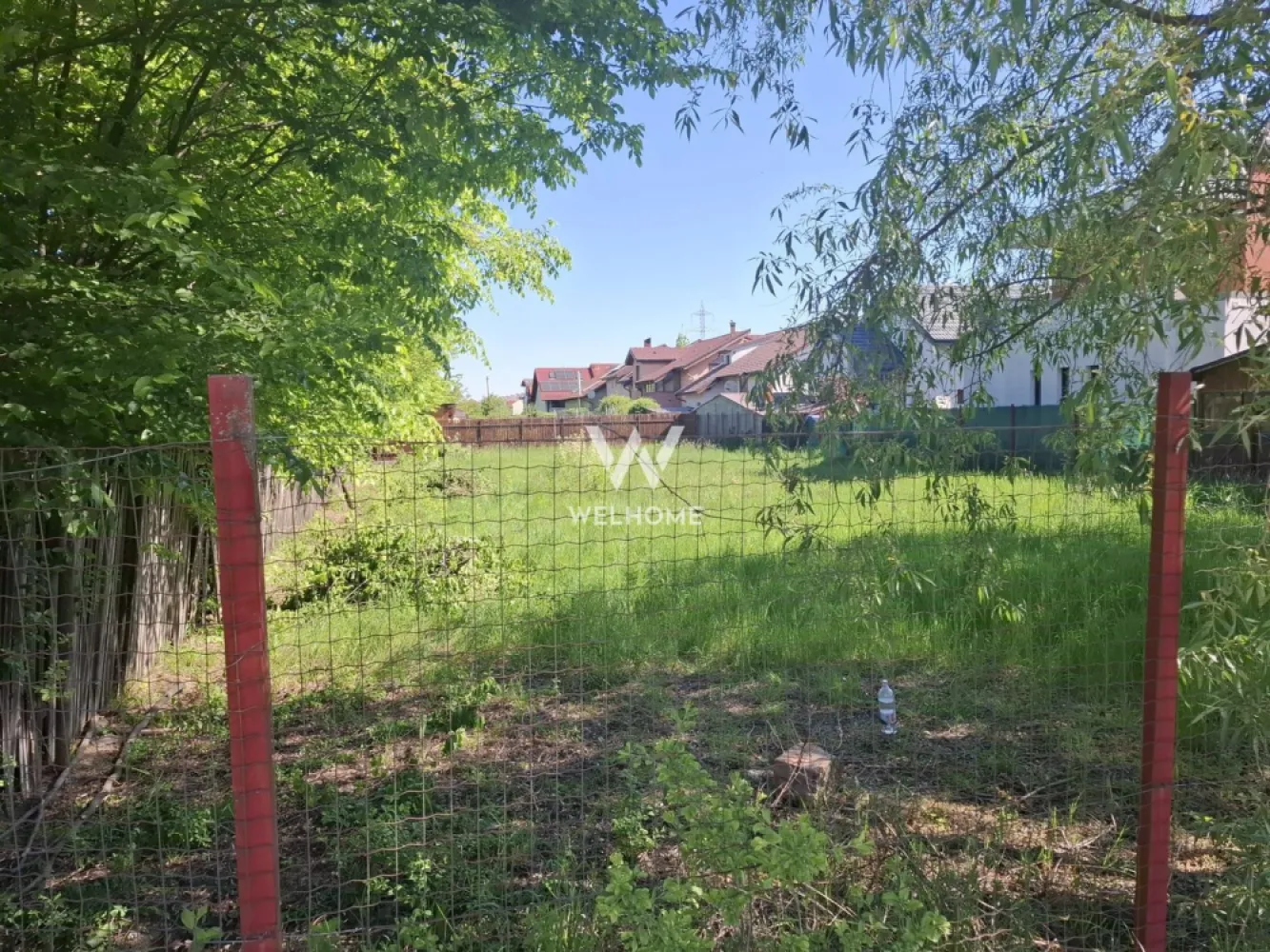 Teren intravilan cart. Arhitectilor - Sibiu - Va propunem spre vanzare un teren intravilan situat in cartierul Arhitectilor:

- Suprafata 3300 mp (se poate achizitiona si parcela alaturata, aprox. 700 mp)
- Deschidere la strada 21,2 m
- Utilitati pe strada: apa, gaz, canal, curent.
- Necesita intocmire PUZ. Se pot construi locuinte unifamiliale (CUT 0.9), sau locuinte colective (CUT 1.3)
- POT: 45%

Se poate achizitiona si parcela alaturata, in aceleasi conditii, cu suprafata de 700 mp si deschidere la strada 21 m.

Pret: 495000 euro negociabil.