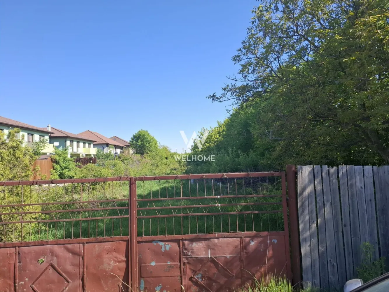 Teren intravilan cart. Arhitectilor - Sibiu - Va propunem spre vanzare un teren intravilan situat in cartierul Arhitectilor:

- Suprafata 3300 mp (se poate achizitiona si parcela alaturata, aprox. 700 mp)
- Deschidere la strada 21,2 m
- Utilitati pe strada: apa, gaz, canal, curent.
- Necesita intocmire PUZ. Se pot construi locuinte unifamiliale (CUT 0.9), sau locuinte colective (CUT 1.3)
- POT: 45%

Se poate achizitiona si parcela alaturata, in aceleasi conditii, cu suprafata de 700 mp si deschidere la strada 21 m.

Pret: 495000 euro negociabil.