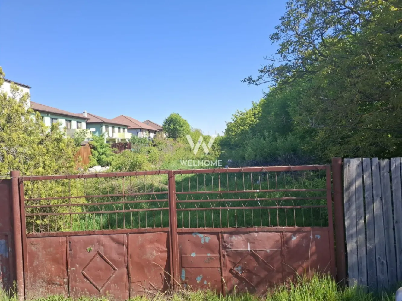 Teren intravilan cart. Arhitectilor - Sibiu - Va propunem spre vanzare un teren intravilan situat in cartierul Arhitectilor:

- Suprafata 3300 mp (se poate achizitiona si parcela alaturata, aprox. 700 mp)
- Deschidere la strada 21,2 m
- Utilitati pe strada: apa, gaz, canal, curent.
- Necesita intocmire PUZ. Se pot construi locuinte unifamiliale (CUT 0.9), sau locuinte colective (CUT 1.3)
- POT: 45%

Se poate achizitiona si parcela alaturata, in aceleasi conditii, cu suprafata de 700 mp si deschidere la strada 21 m.

Pret: 495000 euro negociabil.