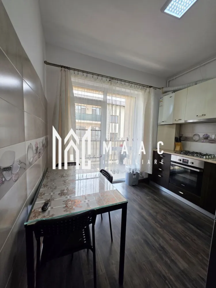 Apartament 3 camere | Etaj 2 | Parcare | Calea Cisnadiei - MAAC Imobiliare oferă spre închiriere apartament cu 3 camere complet mobilat și utilat, în zona Calea Cisnădiei. *PET FRIENDLY - Se accepta animale de companie in locuinta, cu exceptia pisicilor. Locuinta decomandata are suprafata utila de 70mp, se afla la etajul2/3 si este alcatuita din living spatios, 2 dormitoare cu paturi matrimoniale, 2 bai moderne si bucatarie complet utilata cu terasa comuna cu camera de zi. Camera de zi este luminoasa si aerisita, cu ferestre mari ce permite lumina naturala sa intre in spatiu. Acesta este amenajat cu un coltar, o masuta de cafea, masa extensibila 8-10 persoane si un TV 4K, iar camera de zi se deschide catre balcon. In ambele dormitoare se regasetse pat matrimonial, spatii considerabile pentru depozitarea hainelor si TV. Acestea au iesire catre un balcon comun. Apartamentul are un loc de parcare propriu. Apartamentul este situat in zona linistita, la doar cateva minute de mers pe jos la magazine, frizere, farmacie si alte facilitati. Este o locatie excelenta pentru cei care doresc sa se bucure de liniste si confort, dar sa fie totodata la doar la 5 minute de mers cu masina în centrul Sibiului. Pentru mai multe detalii precizati telefonic ca ati vazut anuntul cu ID:CP2493348 }}