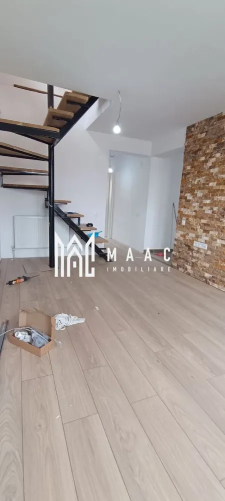 Apartament cu 4 camere | Balcon | Vasile Aaron - MAAC Imobiliare vă propune spre vânzare un apartament spațios și bine compartimentat. Proprietatea este dispusă pe două niveluri, având o suprafață totală de aproximativ 74 mp, compartimentată eficient : Primul nivel (44 mp utili): bucătărie și living open space, un dormitor, două holuri, baie și balcon. Al doilea nivel (aproximativ 30 mp – intabulat ca pod): hol și două dormitoare cu spații de depozitare. Mansarda a fost construita în anul 2008 Primul nivel este complet tencuit și finisat, iar la etaj compartimentările sunt realizate din rigips, pereții fiind finisați cu tinci. Locație foarte bună – în apropiere de magazine, transport în comun, acces rapid spre punctele de interes din oras, dar în același timp retrasă de la agitația urbană. O oportunitate ideală pentru cei care caută un apartament luminos, bine compartimentat și situat într-o zonă liniștită, dar accesibilă. Se poate schimb cu o altă propietate. Pentru detalii suplimentare și programarea unei vizionări, vă rugăm să contactați echipa MAAC Imobiliare, menționând ID: CP2493134. }}