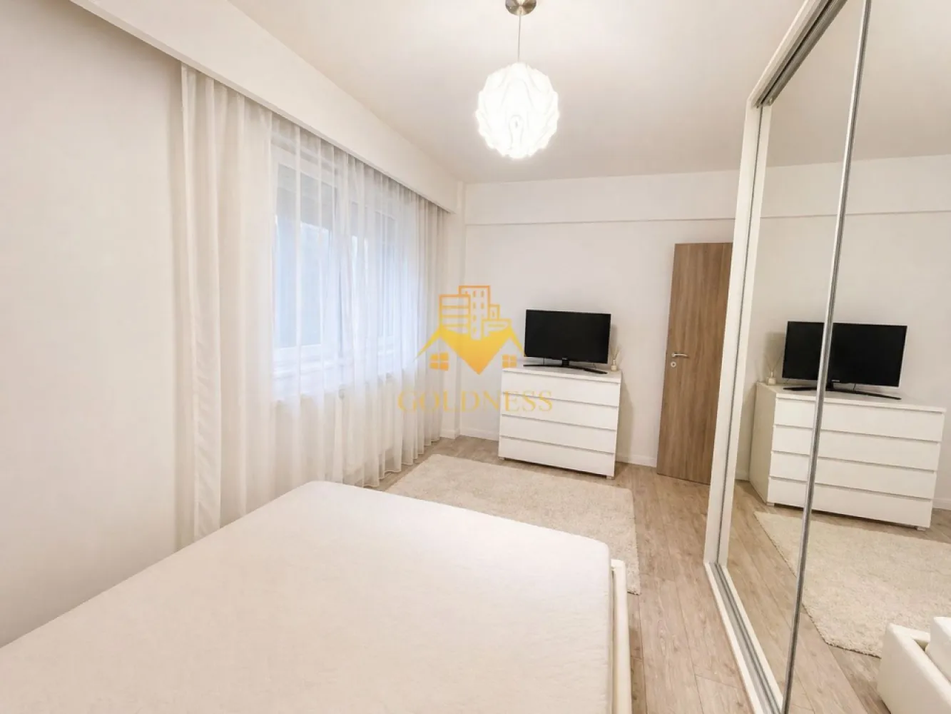 2 Camere Open Space, Intre Lacuri, Parcare, Iulius Mall, FSEGA,Dunarii - GOLDNESS Imobiliare vă propune spre închiriere un apartament cu 2 camere complet mobilat și utilat, la parterul inalt al unui imobil de 5 etaje, în Cartierul Intre lacuri!
Parcare exterioara la liber 
Se află în apropierea stațiilor de transport în comun, magazine, restaurante, spații verzi, farmacii, etc. 

Apartamentul este compartimentat astfel:
 - dormitor cu pat matrimonial, dressing, noptiere
 - living cu bucatarie open space complet utilată și mobilată, canapea extensibilă, loc de servit masa 
 - baie cu cabina de dus, calorifer port prosop și dulap pentru depozitare.
 - balcon 6 mp.

Imobilul este dotat cu toate cele necesare- centrală proprie, frigider, aragaz, hotă, mașină de spălat haine, etc. 

Dacă sunteți interesați de acest apartament și doriți să îl vizionați, dar și pentru alte oferte nu ezitați să ne contactați telefonic sau prin e-mail. Vă stăm la dispoziție!
Pentru intermediere se percepe un comision de 50% din prețul chiriei!