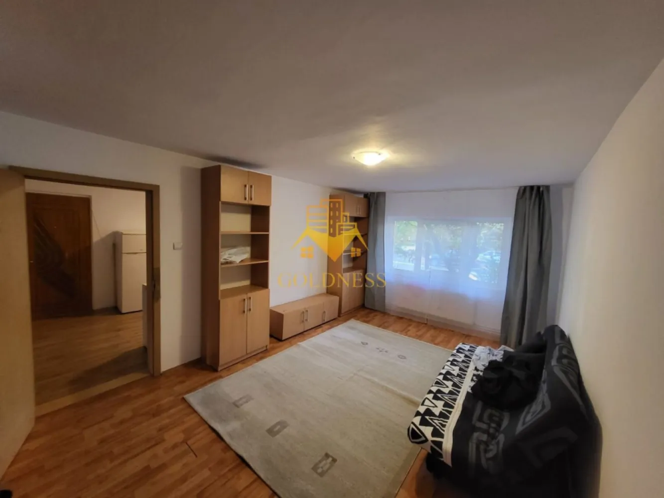 3 camere, decomandate, Semicentral Zona Pta. Cipariu, Titulescu - Goldness Imobiliare vă propune spre vânzare un apartament spațios cu 3 camere decomandate, situat într-o zonă foarte bine cotată a orașului, pe strada Nicolae Titulescu, în imediata apropiere a Pieței Cipariu.

Locuința are o suprafață utilă de 66 mp și este compartimentată eficient, oferind un confort sporit prin cele 3 camere complet decomandate, două băi și spații bine organizate. Apartamentul este ideal atât pentru locuit, cât și pentru investiție, datorită poziționării excelente și accesului facil către mijloace de transport, magazine, instituții de învățământ și alte puncte de interes.

Imobilul este situat într-un bloc construit în anul 1975, fiind orientat nordic, ceea ce asigură o temperatură plăcută pe timpul verii. Apartamentul se vinde mobilat în stil clasic, oferind posibilitatea viitorilor proprietari de a-l personaliza după propriile gusturi și preferințe.

Zona este una liniștită, dar în același timp foarte bine conectată la viața urbană, fiind ideală pentru familii sau pentru cei care își doresc acces rapid către centrul orașului.

Pentru mai multe detalii sau programarea unei vizionări, nu ezitați să ne contactați!