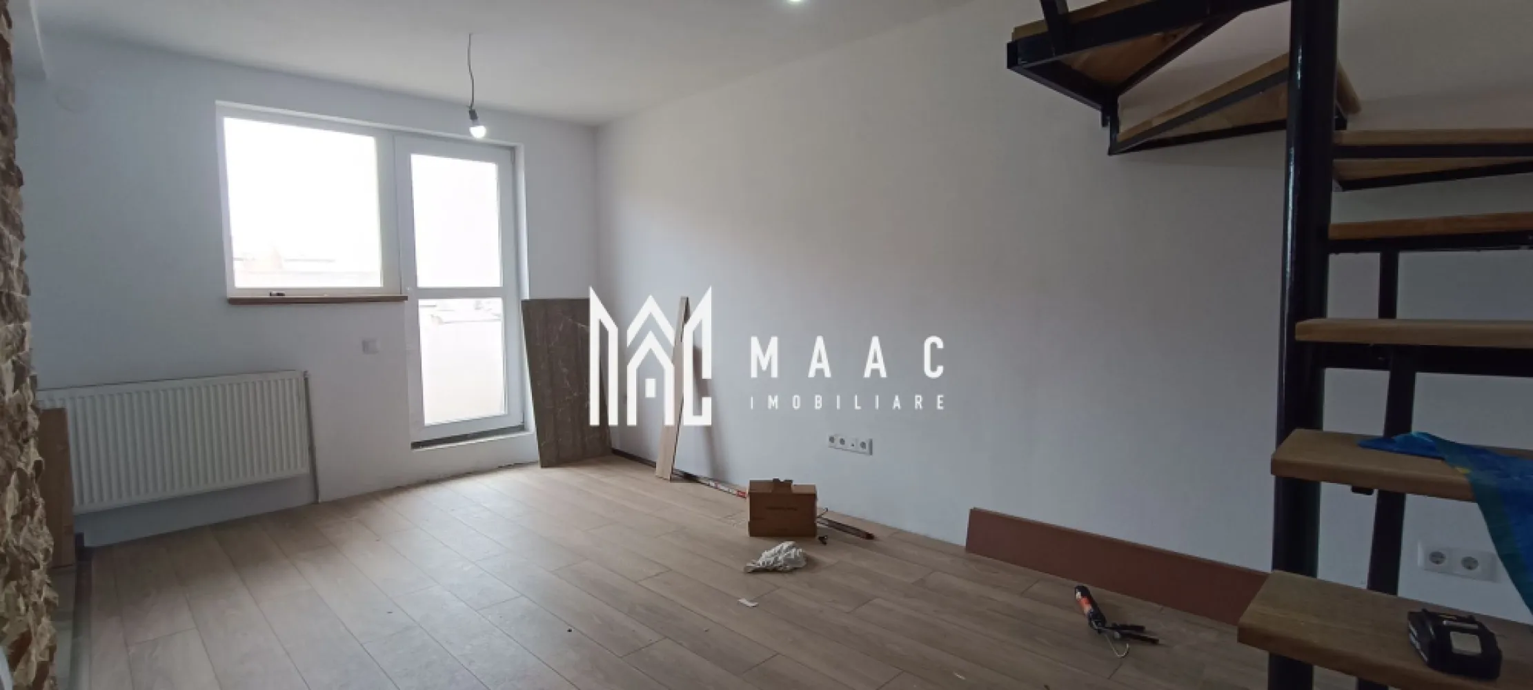 Apartament cu 4 camere | Balcon | Vasile Aaron - MAAC Imobiliare vă propune spre vânzare un apartament spațios și bine compartimentat. Proprietatea este dispusă pe două niveluri, având o suprafață totală de aproximativ 74 mp, compartimentată eficient : Primul nivel (44 mp utili): bucătărie și living open space, un dormitor, două holuri, baie și balcon. Al doilea nivel (aproximativ 30 mp – intabulat ca pod): hol și două dormitoare cu spații de depozitare. Mansarda a fost construita în anul 2008 Primul nivel este complet tencuit și finisat, iar la etaj compartimentările sunt realizate din rigips, pereții fiind finisați cu tinci. Locație foarte bună – în apropiere de magazine, transport în comun, acces rapid spre punctele de interes din oras, dar în același timp retrasă de la agitația urbană. O oportunitate ideală pentru cei care caută un apartament luminos, bine compartimentat și situat într-o zonă liniștită, dar accesibilă. Se poate schimb cu o altă propietate. Pentru detalii suplimentare și programarea unei vizionări, vă rugăm să contactați echipa MAAC Imobiliare, menționând ID: CP2493134. }}