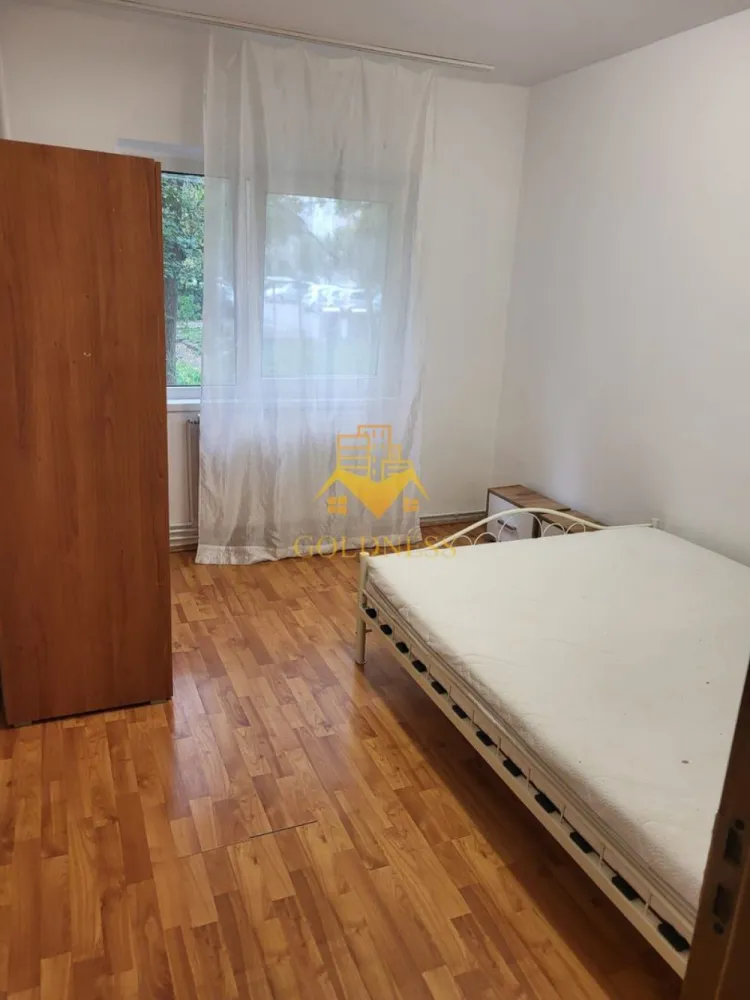 3 camere, decomandate, Semicentral Zona Pta. Cipariu, Titulescu - Goldness Imobiliare vă propune spre vânzare un apartament spațios cu 3 camere decomandate, situat într-o zonă foarte bine cotată a orașului, pe strada Nicolae Titulescu, în imediata apropiere a Pieței Cipariu.

Locuința are o suprafață utilă de 66 mp și este compartimentată eficient, oferind un confort sporit prin cele 3 camere complet decomandate, două băi și spații bine organizate. Apartamentul este ideal atât pentru locuit, cât și pentru investiție, datorită poziționării excelente și accesului facil către mijloace de transport, magazine, instituții de învățământ și alte puncte de interes.

Imobilul este situat într-un bloc construit în anul 1975, fiind orientat nordic, ceea ce asigură o temperatură plăcută pe timpul verii. Apartamentul se vinde mobilat în stil clasic, oferind posibilitatea viitorilor proprietari de a-l personaliza după propriile gusturi și preferințe.

Zona este una liniștită, dar în același timp foarte bine conectată la viața urbană, fiind ideală pentru familii sau pentru cei care își doresc acces rapid către centrul orașului.

Pentru mai multe detalii sau programarea unei vizionări, nu ezitați să ne contactați!