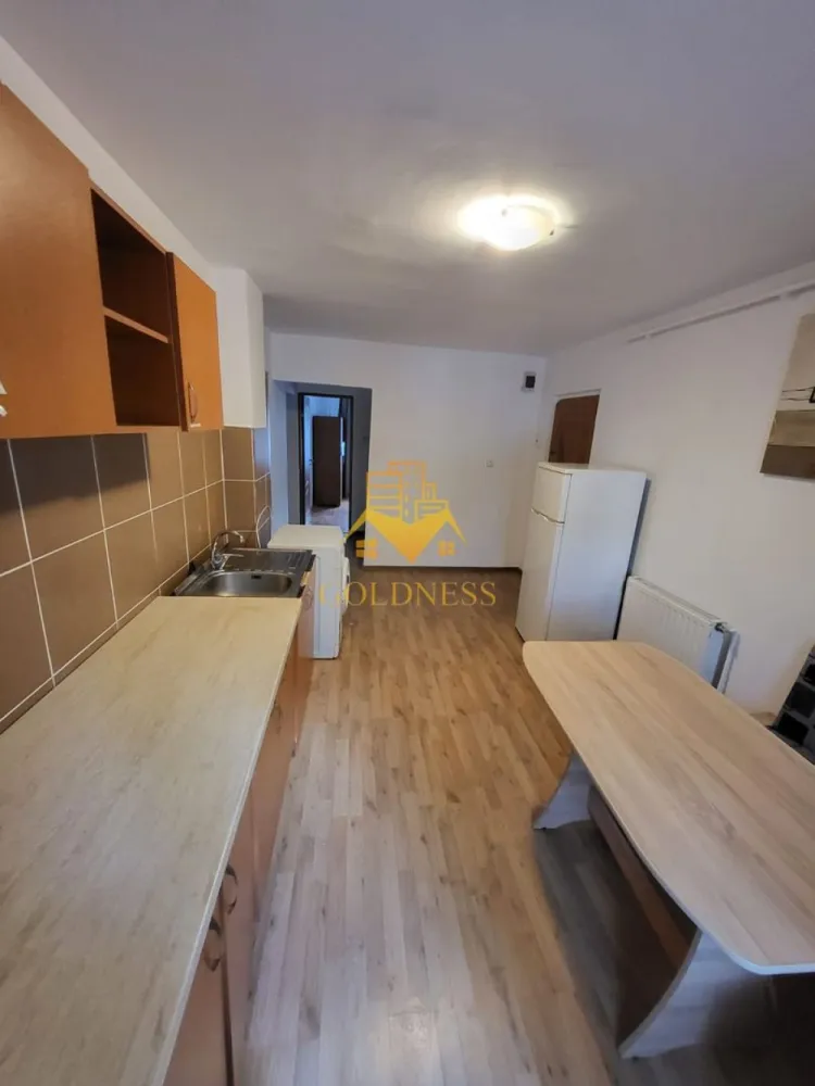 3 camere, decomandate, Semicentral Zona Pta. Cipariu, Titulescu - Goldness Imobiliare vă propune spre vânzare un apartament spațios cu 3 camere decomandate, situat într-o zonă foarte bine cotată a orașului, pe strada Nicolae Titulescu, în imediata apropiere a Pieței Cipariu.

Locuința are o suprafață utilă de 66 mp și este compartimentată eficient, oferind un confort sporit prin cele 3 camere complet decomandate, două băi și spații bine organizate. Apartamentul este ideal atât pentru locuit, cât și pentru investiție, datorită poziționării excelente și accesului facil către mijloace de transport, magazine, instituții de învățământ și alte puncte de interes.

Imobilul este situat într-un bloc construit în anul 1975, fiind orientat nordic, ceea ce asigură o temperatură plăcută pe timpul verii. Apartamentul se vinde mobilat în stil clasic, oferind posibilitatea viitorilor proprietari de a-l personaliza după propriile gusturi și preferințe.

Zona este una liniștită, dar în același timp foarte bine conectată la viața urbană, fiind ideală pentru familii sau pentru cei care își doresc acces rapid către centrul orașului.

Pentru mai multe detalii sau programarea unei vizionări, nu ezitați să ne contactați!