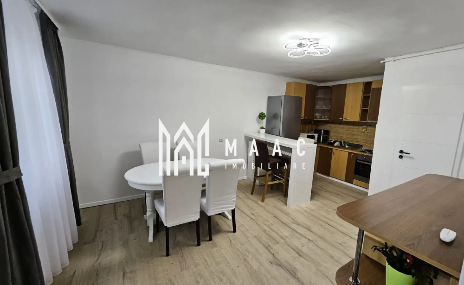 Casa individuala | 5 camere | Curte | Garaj | Turnisor - MAAC Imobiliare vă propune spre vânzare o casă individuală cu 5 camere, pivniță, garaj, anexe și 300 mp teren liber, situată într-o zonă de case din Turnișor, ideală pentru o familie care își dorește confort, spațiu generos și intimitate.

Imobilul este compartimentat eficient și oferă o structură practică, desfășurată pe mai multe niveluri, după cum urmează:
-Demisol: pivniță.
-Parter: 1 dormitor, casa scării, debara, baie cu geam și cadă, hol mare, living cu bucătărie open space.
-Etaj: 3 dormitoare, baie cu geam și cadă, hol.
-Mansardă: se poate amenaja.

Casa a fost renovată în acest an, fiind înlocuite inclusiv parchetul, ușile interioare și o parte din mobilier, ceea ce conferă un aspect modern și îngrijit întregii proprietăți. Camerele sunt luminoase, înalte și spațioase, iar pereții groși contribuie la un confort termic și fonic sporit. Exteriorul este izolat și renovat recent, păstrând un aspect proaspăt și bine întreținut.

Proprietatea dispune de multiple avantaje și spații auxiliare:
-balcon
-garaj pentru protejarea vehiculelor
-magazie și anexe utile
-solar pentru grădină
-zonă pentru barbeque

Curtea este amenajată cu pomi și plante ornamentale, oferind un cadru verde, plăcut și funcțional, completat de cei 300 mp de teren liber care permit diverse amenajări suplimentare.

Se acceptă și plata prin credit ipotecar.

Pentru mai multe detalii vă rugăm să precizați telefonic că ați văzut anunțul cu numărul CP1995284.