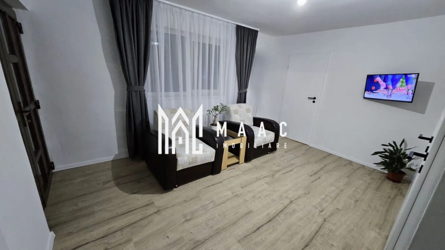 Casa individuala | 5 camere | Curte | Garaj | Turnisor - MAAC Imobiliare vă propune spre vânzare o casă individuală cu 5 camere, pivniță, garaj, anexe și 300 mp teren liber, situată într-o zonă de case din Turnișor, ideală pentru o familie care își dorește confort, spațiu generos și intimitate.

Imobilul este compartimentat eficient și oferă o structură practică, desfășurată pe mai multe niveluri, după cum urmează:
-Demisol: pivniță.
-Parter: 1 dormitor, casa scării, debara, baie cu geam și cadă, hol mare, living cu bucătărie open space.
-Etaj: 3 dormitoare, baie cu geam și cadă, hol.
-Mansardă: se poate amenaja.

Casa a fost renovată în acest an, fiind înlocuite inclusiv parchetul, ușile interioare și o parte din mobilier, ceea ce conferă un aspect modern și îngrijit întregii proprietăți. Camerele sunt luminoase, înalte și spațioase, iar pereții groși contribuie la un confort termic și fonic sporit. Exteriorul este izolat și renovat recent, păstrând un aspect proaspăt și bine întreținut.

Proprietatea dispune de multiple avantaje și spații auxiliare:
-balcon
-garaj pentru protejarea vehiculelor
-magazie și anexe utile
-solar pentru grădină
-zonă pentru barbeque

Curtea este amenajată cu pomi și plante ornamentale, oferind un cadru verde, plăcut și funcțional, completat de cei 300 mp de teren liber care permit diverse amenajări suplimentare.

Se acceptă și plata prin credit ipotecar.

Pentru mai multe detalii vă rugăm să precizați telefonic că ați văzut anunțul cu numărul CP1995284.