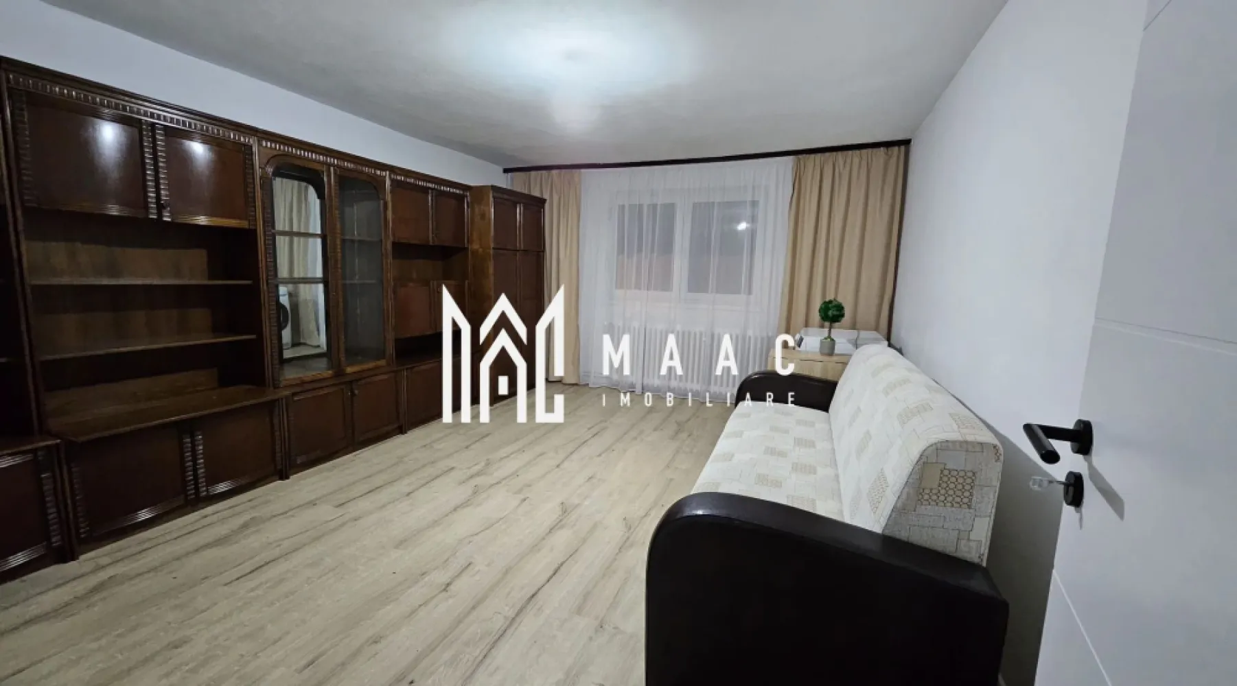 Casa individuala | 5 camere | Curte | Garaj | Turnisor - MAAC Imobiliare vă propune spre vânzare o casă individuală cu 5 camere, pivniță, garaj, anexe și 300 mp teren liber, situată într-o zonă de case din Turnișor, ideală pentru o familie care își dorește confort, spațiu generos și intimitate.

Imobilul este compartimentat eficient și oferă o structură practică, desfășurată pe mai multe niveluri, după cum urmează:
-Demisol: pivniță.
-Parter: 1 dormitor, casa scării, debara, baie cu geam și cadă, hol mare, living cu bucătărie open space.
-Etaj: 3 dormitoare, baie cu geam și cadă, hol.
-Mansardă: se poate amenaja.

Casa a fost renovată în acest an, fiind înlocuite inclusiv parchetul, ușile interioare și o parte din mobilier, ceea ce conferă un aspect modern și îngrijit întregii proprietăți. Camerele sunt luminoase, înalte și spațioase, iar pereții groși contribuie la un confort termic și fonic sporit. Exteriorul este izolat și renovat recent, păstrând un aspect proaspăt și bine întreținut.

Proprietatea dispune de multiple avantaje și spații auxiliare:
-balcon
-garaj pentru protejarea vehiculelor
-magazie și anexe utile
-solar pentru grădină
-zonă pentru barbeque

Curtea este amenajată cu pomi și plante ornamentale, oferind un cadru verde, plăcut și funcțional, completat de cei 300 mp de teren liber care permit diverse amenajări suplimentare.

Se acceptă și plata prin credit ipotecar.

Pentru mai multe detalii vă rugăm să precizați telefonic că ați văzut anunțul cu numărul CP1995284.
