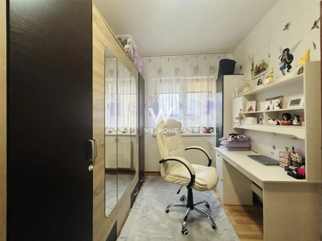 Apartament la cheie, Vasile Aaron, boxa la subsol, liber de sarcini - Apartament 2 camere de vânzare în Sibiu – mobilat și utilat – Vasile Aaron

Agentia Imobiliara Welhome ofera spre vânzare un apartament cu 2 camere, situat în cartierul Vasile Aaron – o zonă bine dezvoltată, cu acces facil către toate punctele de interes din oraș.

Detalii principale
- etaj: 4 din 5
- suprafață utilă: 37 mp
- compartimentare: tip vagon

Compartimentare: hol de acces, bucătărie separată, living, dormitor, baie cu geam

Avantaje
- complet mobilat și utilat
- boxă la subsol pentru depozitare
- compartimentare practică
- liber de sarcini
- disponibil imediat
- ideal pentru investiție sau locuință proprie

Stadiu de predare

Apartamentul se predă exact ca în fotografii, complet mobilat și utilat, fiind pregătit pentru mutare imediată. Este intabulat și poate fi achiziționat atât din surse proprii, cât și prin credit bancar.

Locație: Imobilul este amplasat în cartierul Vasile Aaron, o zonă cu acces rapid către:

- magazine și supermarketuri
- școli și grădinițe
- farmacii
- mijloace de transport în comun

Accesul către proprietate este complet amenajat, cu străzi asfaltate și iluminat public.