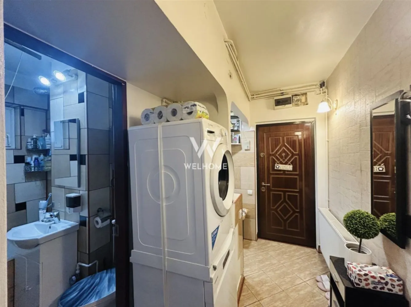 Apartament la cheie, Vasile Aaron, boxa la subsol, liber de sarcini - Apartament 2 camere de vânzare în Sibiu – mobilat și utilat – Vasile Aaron

Agentia Imobiliara Welhome ofera spre vânzare un apartament cu 2 camere, situat în cartierul Vasile Aaron – o zonă bine dezvoltată, cu acces facil către toate punctele de interes din oraș.

Detalii principale
- etaj: 4 din 5
- suprafață utilă: 37 mp
- compartimentare: tip vagon

Compartimentare: hol de acces, bucătărie separată, living, dormitor, baie cu geam

Avantaje
- complet mobilat și utilat
- boxă la subsol pentru depozitare
- compartimentare practică
- liber de sarcini
- disponibil imediat
- ideal pentru investiție sau locuință proprie

Stadiu de predare

Apartamentul se predă exact ca în fotografii, complet mobilat și utilat, fiind pregătit pentru mutare imediată. Este intabulat și poate fi achiziționat atât din surse proprii, cât și prin credit bancar.

Locație: Imobilul este amplasat în cartierul Vasile Aaron, o zonă cu acces rapid către:

- magazine și supermarketuri
- școli și grădinițe
- farmacii
- mijloace de transport în comun

Accesul către proprietate este complet amenajat, cu străzi asfaltate și iluminat public.