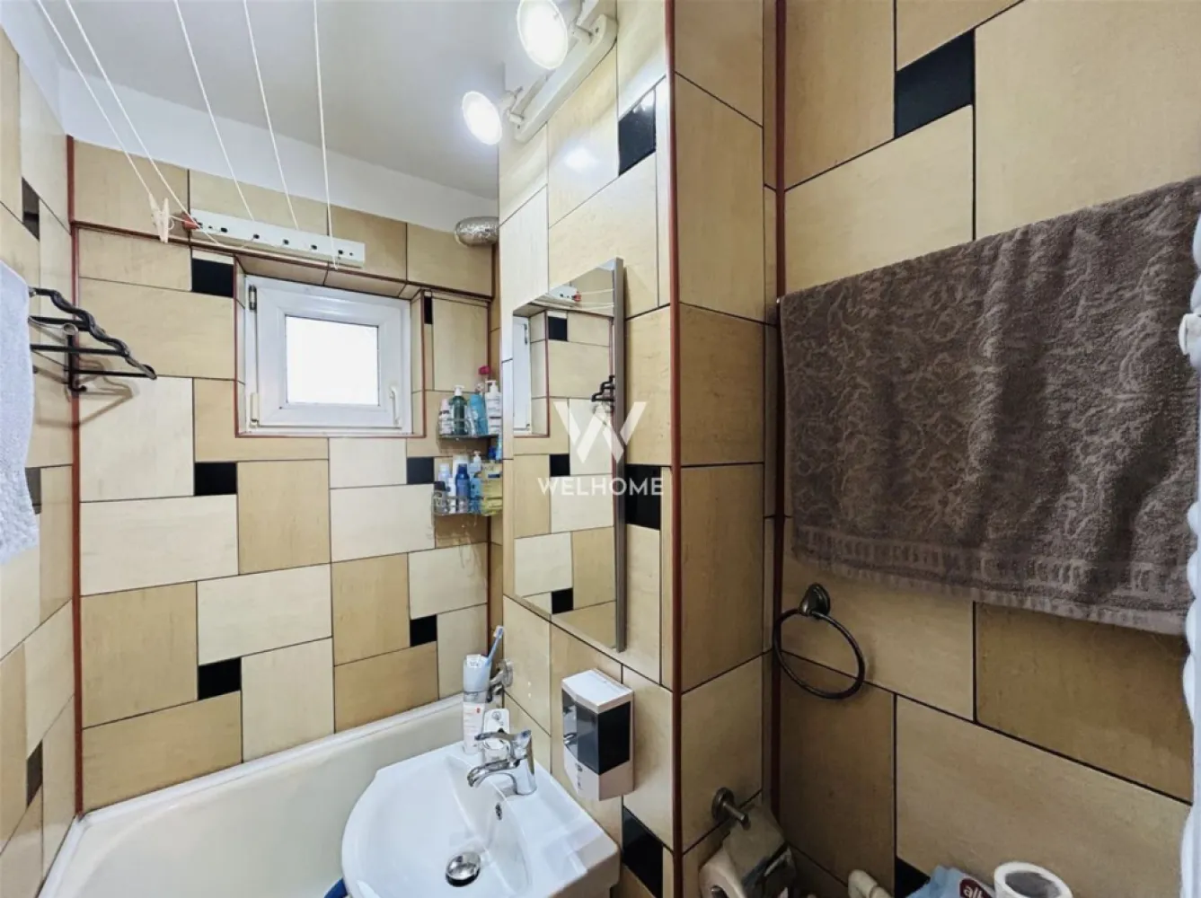 Apartament la cheie, Vasile Aaron, boxa la subsol, liber de sarcini - Apartament 2 camere de vânzare în Sibiu – mobilat și utilat – Vasile Aaron

Agentia Imobiliara Welhome ofera spre vânzare un apartament cu 2 camere, situat în cartierul Vasile Aaron – o zonă bine dezvoltată, cu acces facil către toate punctele de interes din oraș.

Detalii principale
- etaj: 4 din 5
- suprafață utilă: 37 mp
- compartimentare: tip vagon

Compartimentare: hol de acces, bucătărie separată, living, dormitor, baie cu geam

Avantaje
- complet mobilat și utilat
- boxă la subsol pentru depozitare
- compartimentare practică
- liber de sarcini
- disponibil imediat
- ideal pentru investiție sau locuință proprie

Stadiu de predare

Apartamentul se predă exact ca în fotografii, complet mobilat și utilat, fiind pregătit pentru mutare imediată. Este intabulat și poate fi achiziționat atât din surse proprii, cât și prin credit bancar.

Locație: Imobilul este amplasat în cartierul Vasile Aaron, o zonă cu acces rapid către:

- magazine și supermarketuri
- școli și grădinițe
- farmacii
- mijloace de transport în comun

Accesul către proprietate este complet amenajat, cu străzi asfaltate și iluminat public.