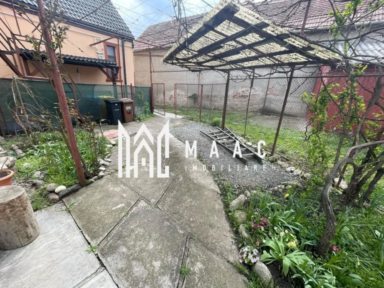 Casă 3 camere I Pivniță I Lazaret - MAAC Imobiliare oferă spre vânzare casă cu 3 camere în zona Lazaret, Sibiu Dacă îți dorești o locuință cu potențial și un spațiu generos, această casă de 85 mp utili, cu un pod mansardabil și o teren de 150 mp, situată în zona Lazaret din Sibiu, este ideală pentru tine! Beneficiind de multiple avantaje și posibilități de extindere, această proprietate este perfectă pentru o familie sau ca investiție pe termen lung. Detalii imobil: Suprafață utilă: 85 mp Suprafață teren: 150 mp Compartimentare: 3 camere spațioase 1 baie 1 bucătărie 1 hol generos de intrare Dotări: Centrală proprie – pentru un confort termic ridicat Pivniță – spațiu suplimentar de depozitare Terasă exterioară – perfectă pentru relaxare în aer liber Pod mansardabil – posibilitate de extindere a spațiului util Intrare comună – cu acces separat pentru locuință Casa se află într-o zonă liniștită și accesibilă, perfectă pentru o familie care își dorește să trăiască într-o locație confortabilă și aproape de facilități. Cu posibilitatea de a mansarda, locuința îți oferă un spațiu suplimentar care poate fi personalizat după preferințele tale. Pentru mai multe detalii specificati ca ati vazut anuntul cu ID: CP2492780 }}