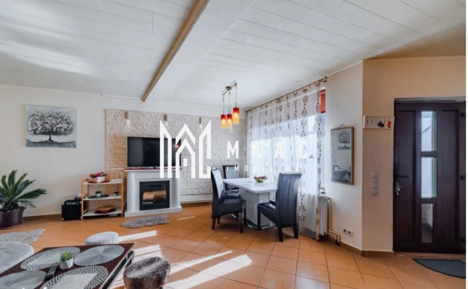 Casa 7 camere I 2 Corpuri I 180MPU I Piscina I Poplaca - MAAC imobiliare va propune spre vânzare o casă modernă, ideală pentru o familie cu copii sau pentru o afacere, situată la doar 7 minute de Sibiu. Caracteristici principale: 3 niveluri decomandate– spațiu generos, compartimentare practică, orientare sudică 7 camere, 2 băi, 2 bucătării complet utilate. 2 corpuri de casă : o construcție nouă și o casă tradițională renovată recent și dotată cu obiecte tradiționale de muzeu Curte proprie, terasă, 2 foișoare cu mobilier, gradină, piscină zidită, parcare în curte, bucătărie de vară Mobilier și electrocasnice, utilare completă Încălzire prin centrală cu lemne sau aeroterme cu termostat Situată într-o zonă liniștită, strada circulată doar de riverani, în apropiere de Pădurea Dumbrava, în apropiere de școala generală și grădiniță. Compartimentare construcția nouă : Parter: ✔ Baie de serviciu cu duș ✔ Open-space modern cu bucătărie complet utilată + living cu TV, canapea și loc de luat masa ✔ Hol cu scară interioară spre următorul nivel ✔ Cameră tehnică și loc de depozitareEtaj 1: ✔ 3 dormitoare matrimoniale utilate cu TV, dulapuri ✔ Baie mare cu cadă ✔ Hol spațios Mansardă: ✔ Dormitor matrimonial cu 2 paturi duble. ✔ Cameră ce poate fi utilizată ca dressing sau cameră de depozitare Compartimentare construcția tradițională: ✔ Bucătărie cu sobă tradițională. ✔ Cameră mobilată tradițional .✔ Verandă cu scară spre podul casei. ✔ 2 camere de depozitare la subsol Incalzirea se face prin centrala pe carbune,semineu si sobă Casa a fost folosită ca rezidență, dar și închiriată în regim hotelier. Se vinde pentru relocare în altă țara. pentru mai multe detalii specificatii telefonic ca ati vaut anuntul cu ID:CP2492746 }}