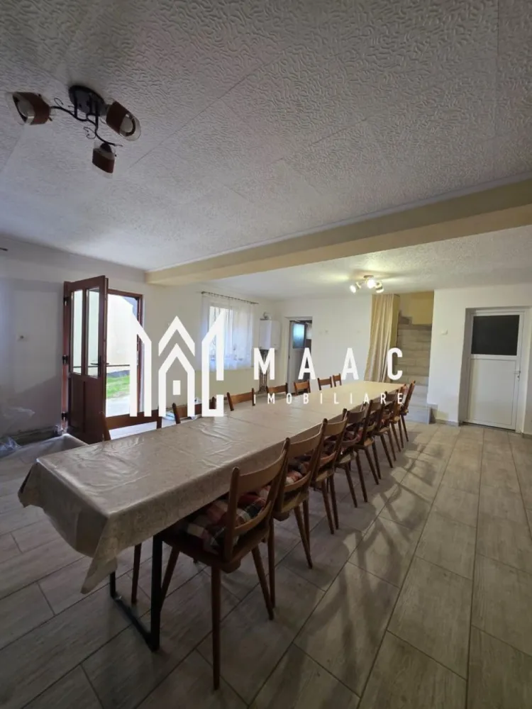 Casa individuala I Curte I Teren 1700 mp I Rosia - MAAC Imobiliare va prezinta o casa individuala superba, cu 6 camere, situata la doar 14 km de orasul Sibiu in Comuna Rosia. Compartimentare : Casa cuprinde 2 apartamente, cu posibilitatea de a fi separate complet. Apartament 1 ( 2 camere ) : living ( cu posibilitatea de a fi amenajat ca dormitor ) , dormitor, baie, dressing, hol Apartament 2 ( 4 camere ) : La parter se regaseste un salon de 44mp, baie si camara. La etaj avem un living de 37mp, 2 dormitoare si intrare pod. Podul este mansardabil, se pot adauga inca 2 dormitoare si o baie. Locuinta are 2 bucatarii separate, una este amenajata ca bucatarie de vara/ filigorie, ambele sunt mobilate si utilate complet. Ca si anexe locuinta dispune de 3 camere separate, 2 amenajate ca spatii de depozitare si unul amenajat ca magazie/atelier pentru unelte. Sura de 85mp renovata si 2 grajduri de 60mp. Gradina proprie in spate, gazon in curtea din fata. In curte exista o fantana si o afumatoare pentru mancare traditionala. Casa beneficiaza de toate utilitatile ( apa, canal, gaz, curent), incalzirea se face pe gaz ( centrala proprie si calorifere ), dar exista si posibilitatea de incalzire cu termo-semineu pe lemne. Exista 2 intrari separate, lucru care ar permite ca 2 familii sa locuiasca aici. Comuna Rosia se afla in imediata apropiere a Sibiului, doar 20 de minute cu masina. Zona ofera liniste si un trai confortabil si este ideala pentru o familie cu copii. Pentru mai multe detalii sau vizionari mentionati ID: CP2491412 }}