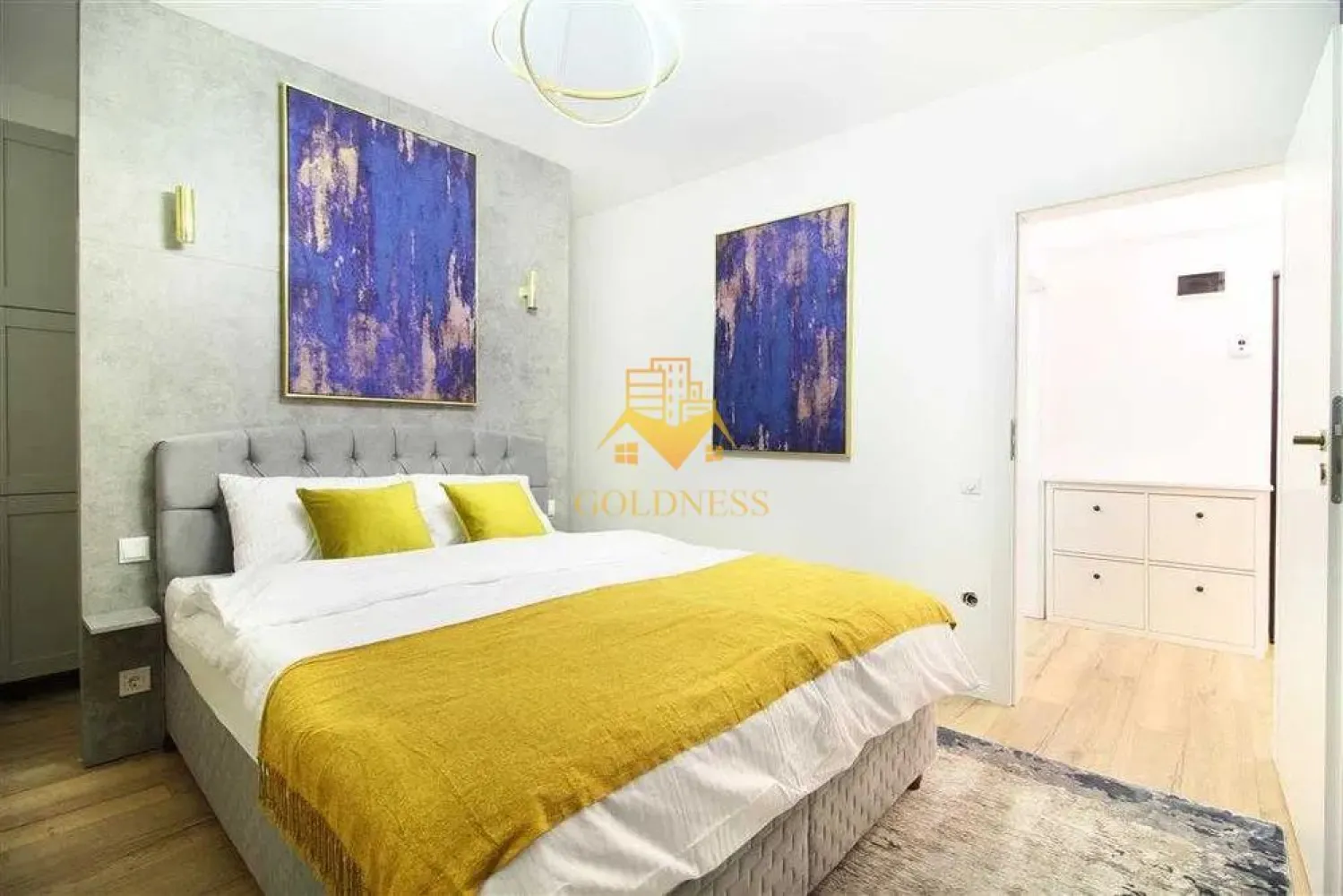 2 camere, Premium, terasa 25 mp, garaj, Zona Centrala, Bosch, NTT Data - GOLDNESS Imobiliare vă propune spre închiriere un apartament cu 2 camere complet mobilat și utilat, la etajul 5 într-un imobil de 6 etaje, în Zona Centrala .
Dispune de loc de parcare subterana inclusa in pret!
Se află în apropierea stațiilor de transport în comun, magazine, restaurante, spații verzi, farmacii, etc. 

Apartamentul este compartimentat astfel:
 - dormitor cu pat matrimonial, dressing, noptiere
 - living cu bucatarie open space complet utilată și mobilată, canapea extensibilă, loc de servit masa 
 - baie cu cabina de dus, calorifer port prosop și dulap pentru depozitare.
 - terasa de 25 mp.

Imobilul este dotat cu toate cele necesare- centrală proprie, frigider, aragaz, hotă, mașină de spălat haine, etc. 

Dacă sunteți interesați de acest apartament și doriți să îl vizionați, dar și pentru alte oferte nu ezitați să ne contactați telefonic sau prin e-mail. Vă stăm la dispoziție!

Pentru intermediere se percepe un comision de 50% din prețul chiriei!