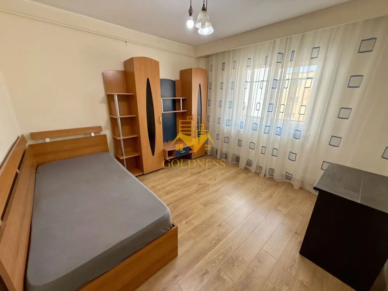 2 camere decomandate, balcon, Zorilor, Golden Tulip, UTCN, Profi - GOLDNESS Imobiliare vă propune spre închiriere un apartament cu 2 camere complet mobilat și utilat, la etajul 4 într-un imobil de 4 etaje, în Cartierul Zorilor .
Se poate parca prin zona
Se află în apropierea stațiilor de transport în comun, magazine, restaurante, spații verzi, farmacii, etc. 

Apartamentul este compartimentat astfel:
 - dormitor cu pat matrimonial, dressing
 - dormitor cu pat matrimonial, dressing
 - bucatarie complet utilată și mobilată, loc de servit masa 
 - baie cu cada, calorifer port prosop și dulap pentru depozitare.
 - balcon de 6 mp.

Imobilul este dotat cu toate cele necesare- centrală proprie, frigider, aragaz, hotă, mașină de spălat haine, etc. 

Dacă sunteți interesați de acest apartament și doriți să îl vizionați, dar și pentru alte oferte nu ezitați să ne contactați telefonic sau prin e-mail. Vă stăm la dispoziție!
Pentru intermediere se percepe un comision de 50% din prețul chiriei!