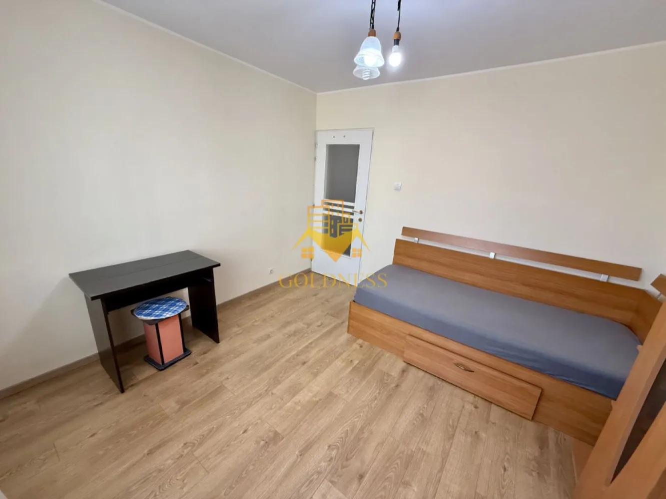 2 camere decomandate, balcon, Zorilor, Golden Tulip, UTCN, Profi - GOLDNESS Imobiliare vă propune spre închiriere un apartament cu 2 camere complet mobilat și utilat, la etajul 4 într-un imobil de 4 etaje, în Cartierul Zorilor .
Se poate parca prin zona
Se află în apropierea stațiilor de transport în comun, magazine, restaurante, spații verzi, farmacii, etc. 

Apartamentul este compartimentat astfel:
 - dormitor cu pat matrimonial, dressing
 - dormitor cu pat matrimonial, dressing
 - bucatarie complet utilată și mobilată, loc de servit masa 
 - baie cu cada, calorifer port prosop și dulap pentru depozitare.
 - balcon de 6 mp.

Imobilul este dotat cu toate cele necesare- centrală proprie, frigider, aragaz, hotă, mașină de spălat haine, etc. 

Dacă sunteți interesați de acest apartament și doriți să îl vizionați, dar și pentru alte oferte nu ezitați să ne contactați telefonic sau prin e-mail. Vă stăm la dispoziție!
Pentru intermediere se percepe un comision de 50% din prețul chiriei!